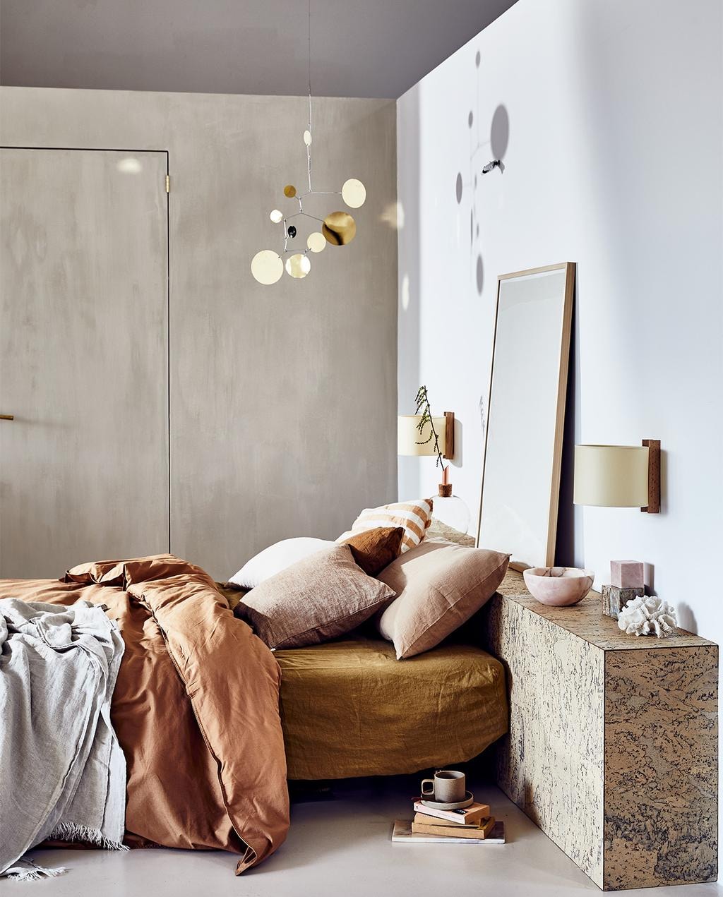 Headboard gemaakt van duurzame kurken wandtegels, 30x60 cm per m² € 24,50 (24kurk.nl). Messing mobile Lappalainen € 250,-, wandlampen van Santa &amp; Cole € 220,-, beker van Hasami Porcelain € 26,-, beddengoed van biologisch katoen van Midnatt, 220x240 cm € 120,-, matrashoes van Linge Particulier € 160,-, gestreept kussen van Linge Particulier, 40x40 cm € 44,95 (pantoufle-design.nl). Linnen plaid € 139,-, linnen kussens Nutmeg 50x50 cm € 45,-, bruin kussen 50x50 cm € 45,-, roze kussen 50x50 cm € 45,- (bymölle.com). Schilderij Fant, prijs op aanvraag (sukha.nl). Roze marmeren schaal vanaf € 49,95, marmeren kubussen vanaf € 29,95 (stonedmarble.com Fresco kalkverf op de muur in kleur Coffee Cream, per liter € 44,90 (pure-original.nl). Koraal privébezit. vtwonen 05-2019 | styling Cleo Scheulderman | fotografie Jeroen van der Spek