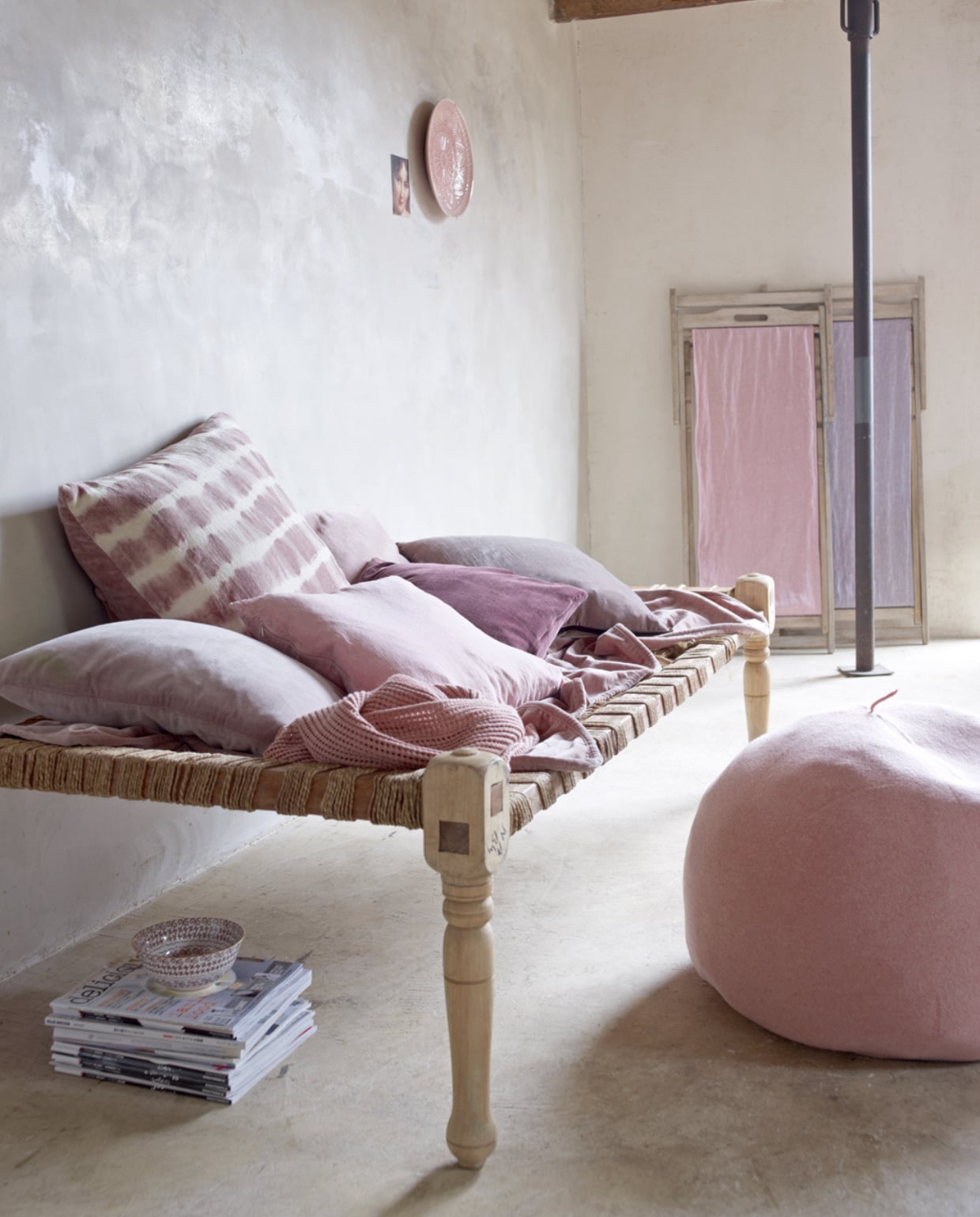 Kussens van links naar rechts: stone washed linnen kussens € 14,75 (Madame Stoltz). Tie-dye kussen 60x60 cm € 39,95 (www.vtwonen.be/huiscollectie). Velours kussens € 19,95 per stuk (Madame Stoltz). Leverkleurig kussen € 90,- (Yorstyl). Poef € 242,50, gebreide sjaal € 55,- (Kolk en Kolk). Indiase bank € 152,50, tuinstoelen € 107,50, velours plaid van 130x180 cm € 134,25 (Madame Stoltz). vtwonen 06-2012 | styling Marianne Luning | Fotografie Tjitske van Leeuwen | Assistentie Julie Ottevanger