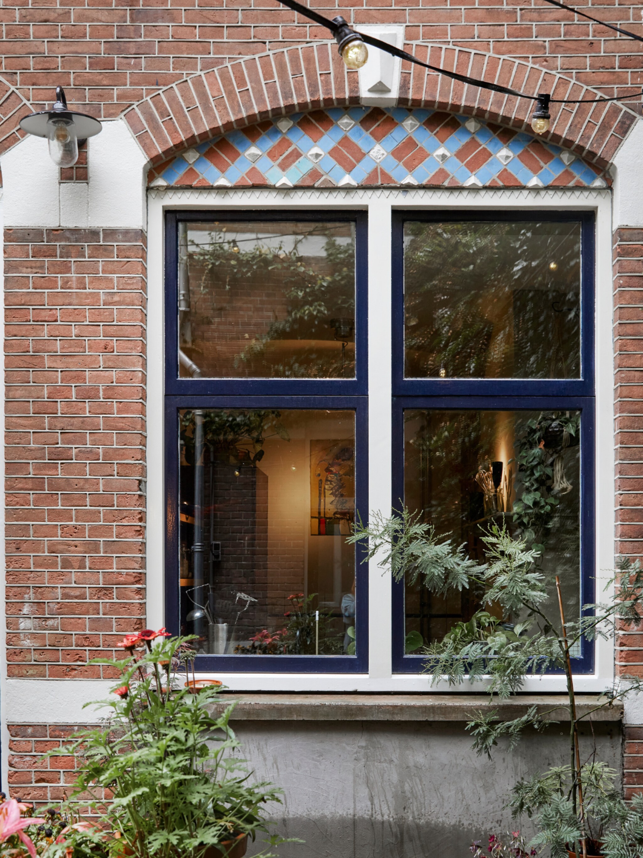 binnenkijken in een stadshuis in arnhem waar bordeauxrode muren de show stelen