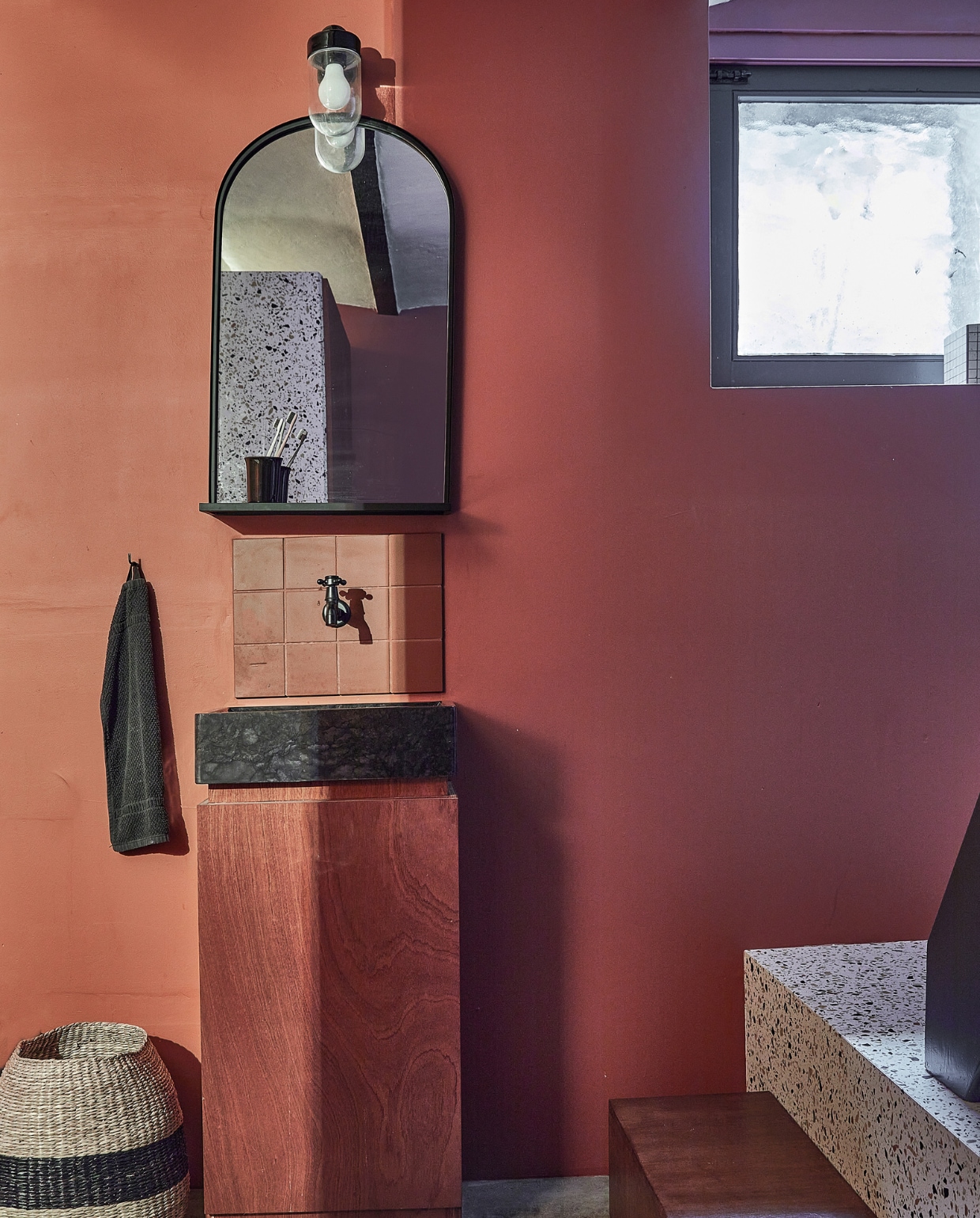 Badombouw en kastenwand eigen ontwerp Buroboro. Tegels Winckelmans in kleur Rouge, met voeg. Spiegel Nordal Denmark. Wastafel VidaXL. Kastje ontwerp Buroboro. Mand Ikea. Overig onbekend. vtwonen special binnenkijken 2022-3 | Fotografie Peggy Janssen | Tekst Caroline Westdijk