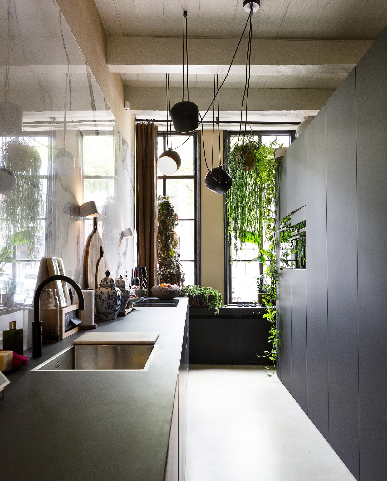 De keuken werd op maat gemaakt door Robbrecht Vormgeving. Lamp van Flos. Kleine lampjes van Rietveld Licht &amp; Wonen in Sliedrecht. vtwonen 1-2020 | styling Frans Uyterlinde | fotografie Jansje Klazinga | tekst Anne van den Dool