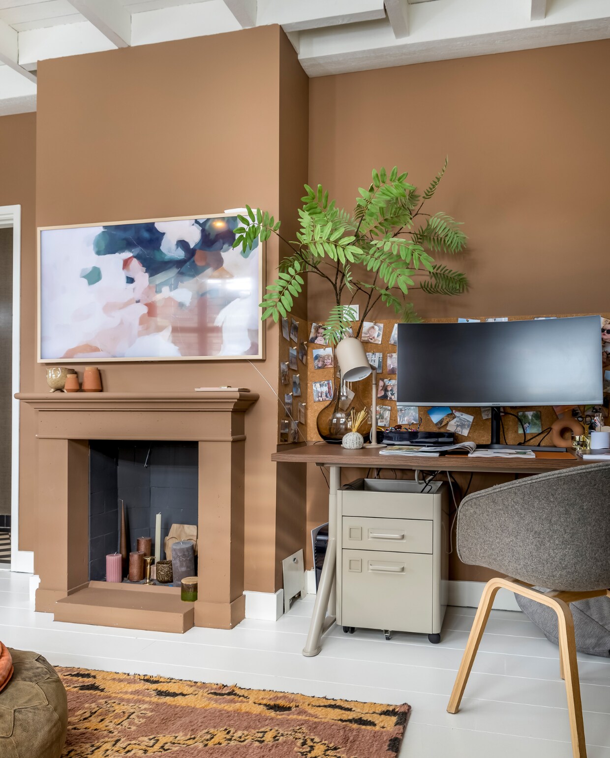 Muurverf Book Room Red van Farrow &amp; Ball. Oude vloer wit geverfd. TV Samsung The Frame. Vaas en potten op schouw Kwantum. Vloerkleed HKliving. Bureau en ladeblok Ikea. Stoel Hay. Glazen vaas MD Living. Plant Jasmijn Bloembinders. Bureaulamp It’s About Romi. Overig onbekend. vtwonen 2-2023 | styling Karin van Schie | fotografie Henny van Belkom | tekst Saskia Borst