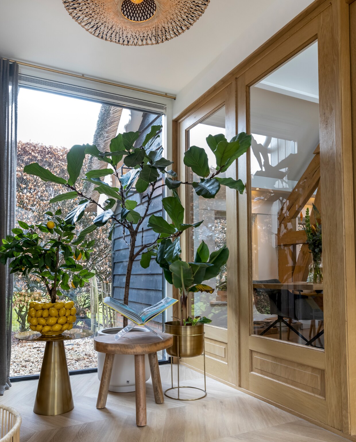 Hanglamp Good &amp; Mojo. Metalen tafel HKliving. Citroenpot Des Pots. Plant kunstcitroen. Witte plantenpot HKliving met Fycus lyrate. Metalen plantenpot Zara Home. Deuren Timmerfabriek Olofsen. Overig onbekend. vtwonen 02-2023 | styling Karin van Schie | fotografie Henny van Belkom