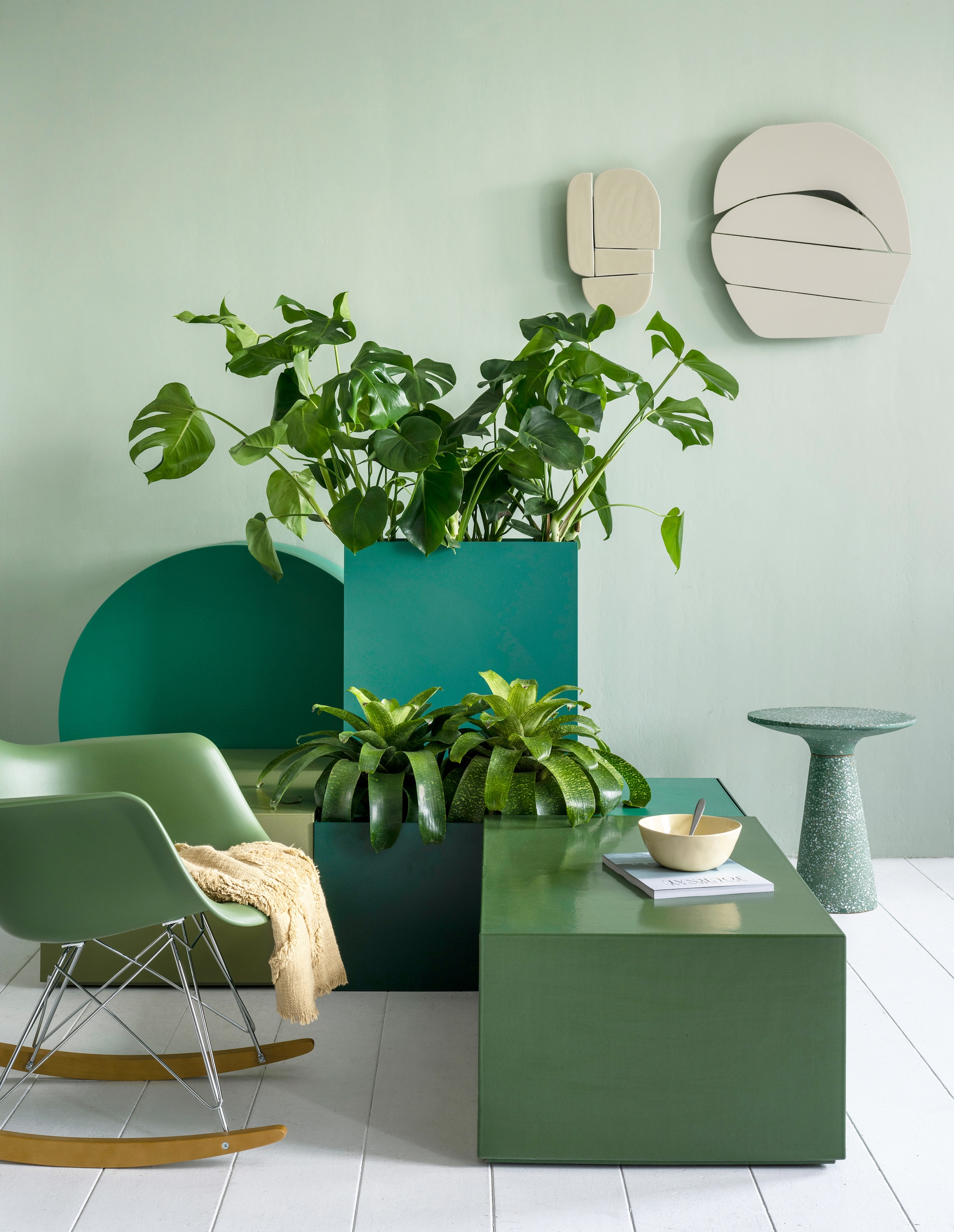 vtwonen 03 2023, groen | Plant Monstera € 125,-, kleine planten Bromelia’s € 75,- (bydennis.nl). Metalen plantenbox in verschillende uitvoeringen, vanaf € 650,- (atelierbelge.eu). Muurverf nr. 58 van Lab Paint, per liter € 48,-(vestingh.nl). Plantenbakken per element vanaf € 650,- (atelierbelge.eu). Schommelstoel van Vitra € 620,- (loods5.nl). Plaid van Urban Nature Culture € 59,99 (vtwonen.be). Houten wandobjecten € 66,65 en € 147,61, kom € 29,- (urbannatureculture.nl). Terrazzo bijzettafel € 237,- (zuiver.nl). vtwonen 03-2023 | styling Marianne Luning | fotografie Stan Koolen