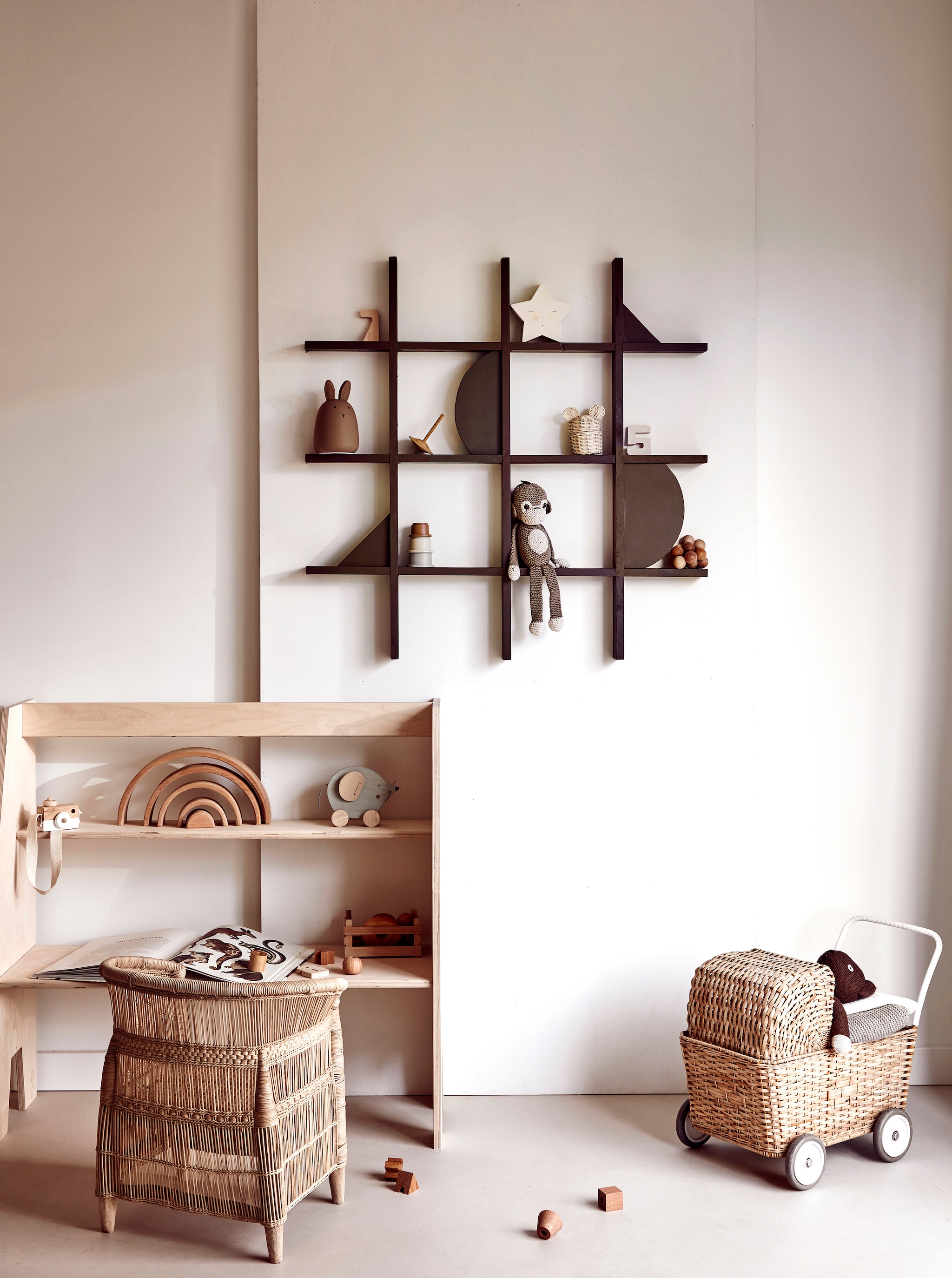 Stervormige lamp € 15,99, houten tol € 15,99, rieten mandje met oren € 15,99, speelgoedmuis met wielen € 12,99 (zarahome.com). Konijnvormige lamp Winston € 44,- (liewood.com). Houten regenboog € 69,- (jindl.nl). Rieten stoel Malawi € 119,- (peopleofthesun.com). Overig privébezit. styling sanne ketelaar | fotografie peggy janssen