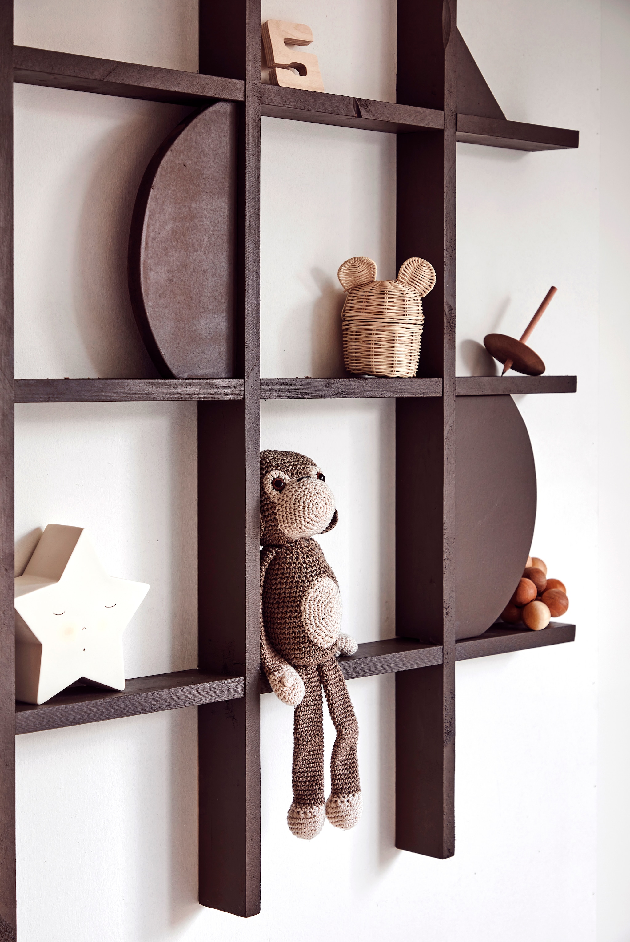 Stervormige lamp € 15,99, houten tol € 15,99, rieten mandje met oren € 15,99, speelgoedmuis met wielen € 12,99 (zarahome.com). Konijnvormige lamp Winston € 44,- (liewood.com). Houten regenboog € 69,- (jindl.nl). Rieten stoel Malawi € 119,- (peopleofthesun.com). Overig privébezit. DIY L vtwonen 2 2023 | styling Sanne Ketelaar | fotografie Peggy Janssen