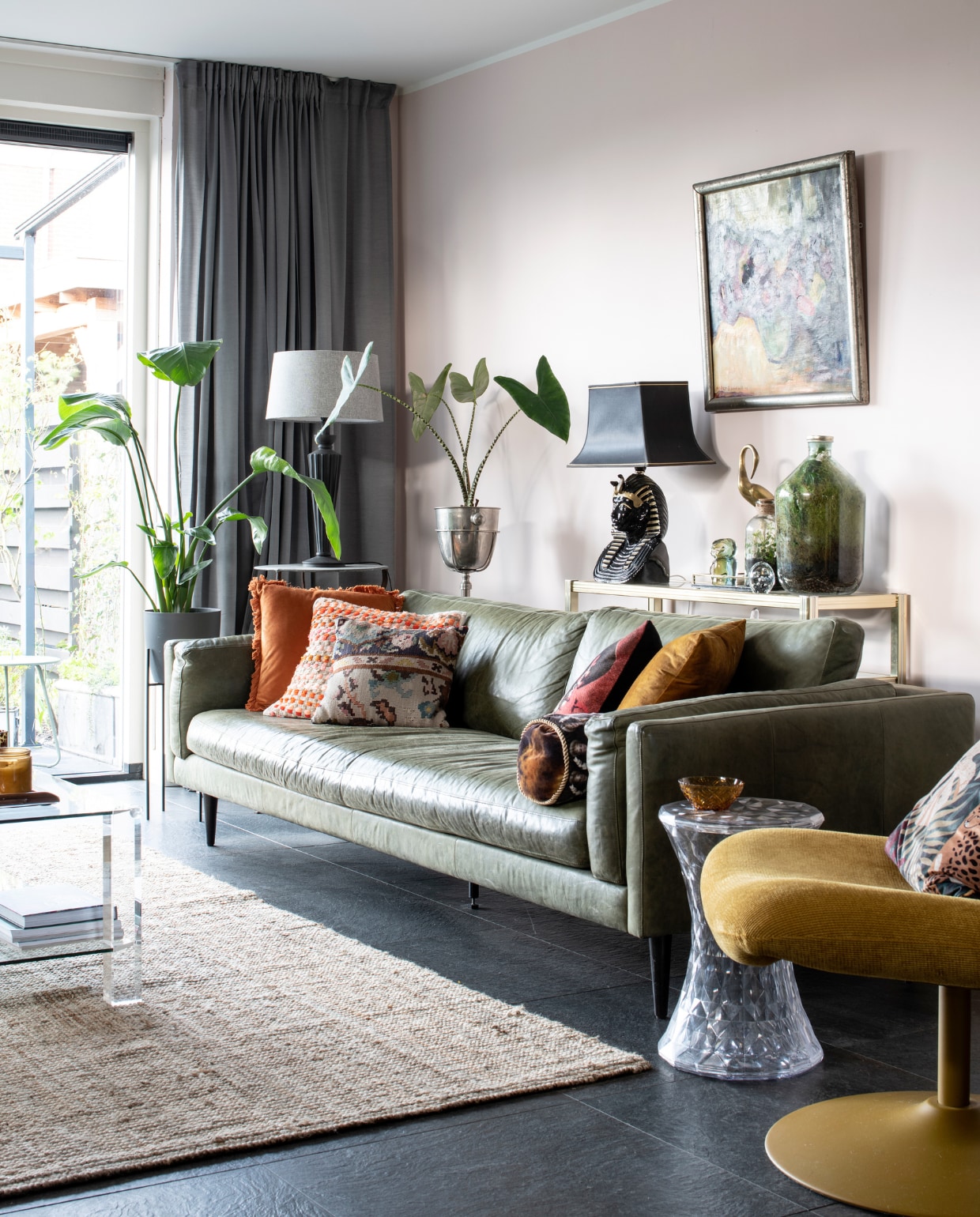 Muurverf Stylish Pink van Flexa, taatsdeur Gewoon Gers, gordijnen Ikea, bank Loods 5, kussens van links naar rechts: Loods 5, onbekend, de Troubadour, Kwantum, Ikea. Glazen koffietafel, bijzettafel en lamp Farao Marktplaats, brass vogel kringloop, kruk Stone van Marcel Wanders voor Kartell, fauteuil Zuiver, schilderij cadeau gekregen. Overig onbekend. vtwonen 01-2023 | Productie Inside Homepage | Fotografie Louis Lemaire | Styling Anja Bas Backer