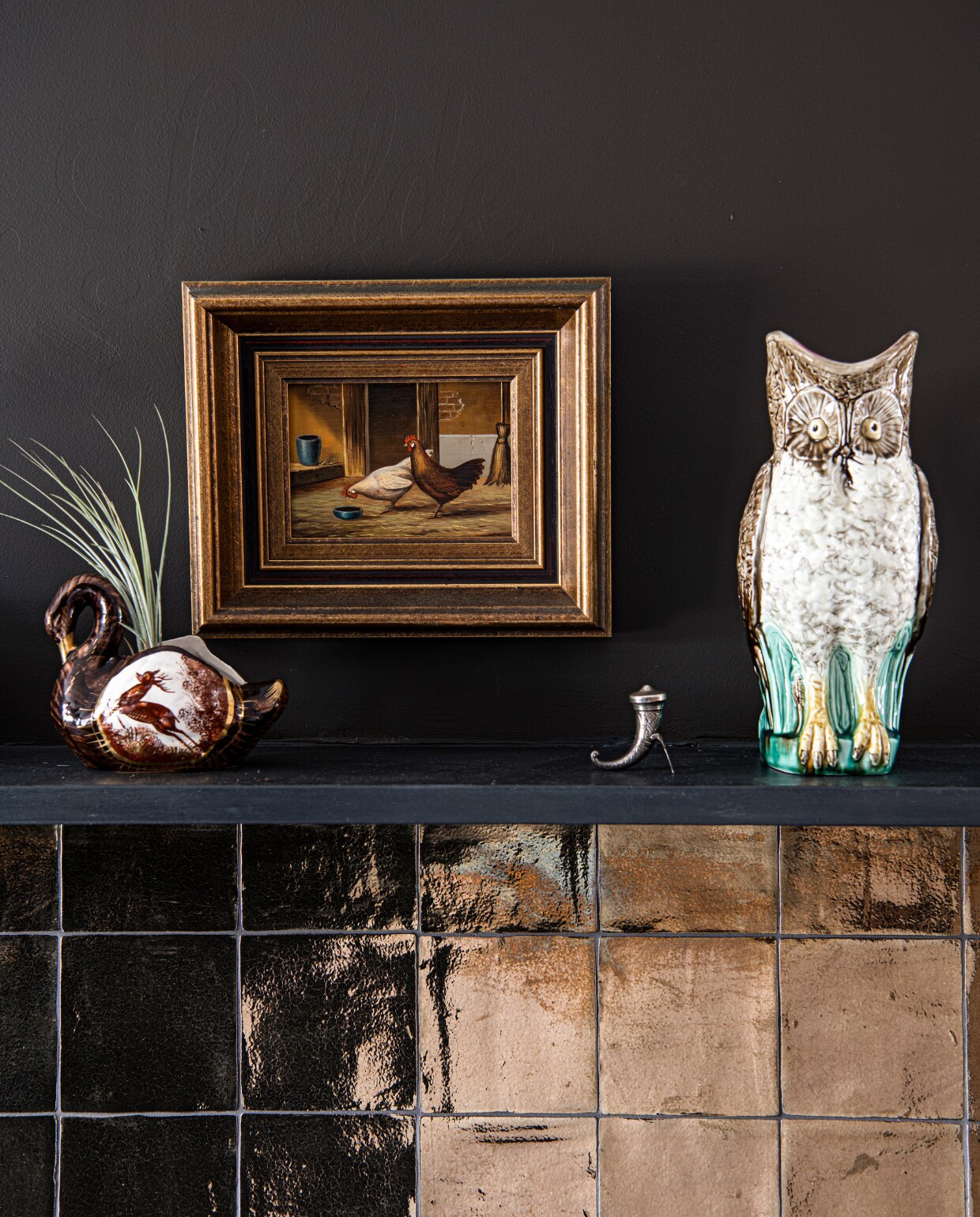 Goudkleurige wandtegels Sanitairkamer, overig rommelmarkt. vtwonen 01-2023 | Productie Inside Homepage | Fotografie Louis Lemaire | Styling Anja Bas Backer