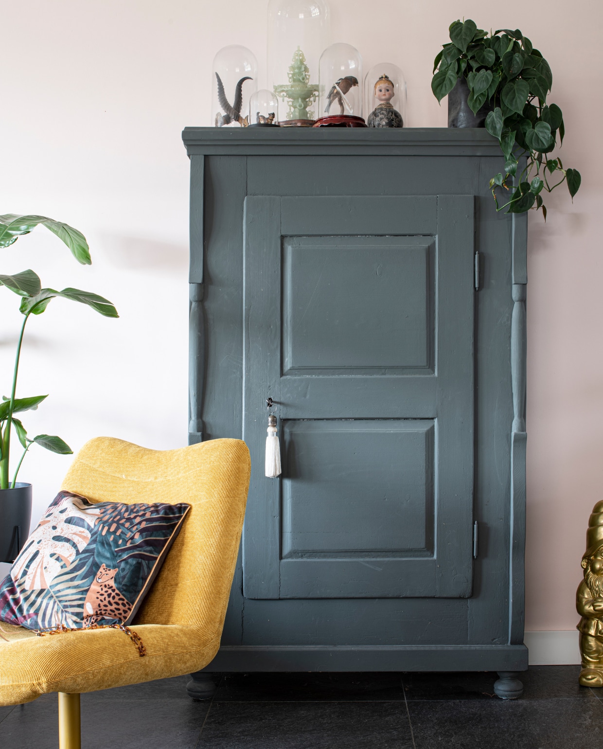 Kast en diverse stolpen vintage, fauteuil Zuiver, kussen kwantum. Overig onbekend. vtwonen 01-2023 | Productie Inside Homepage | Fotografie Louis Lemaire | Styling Anja Bas Backer