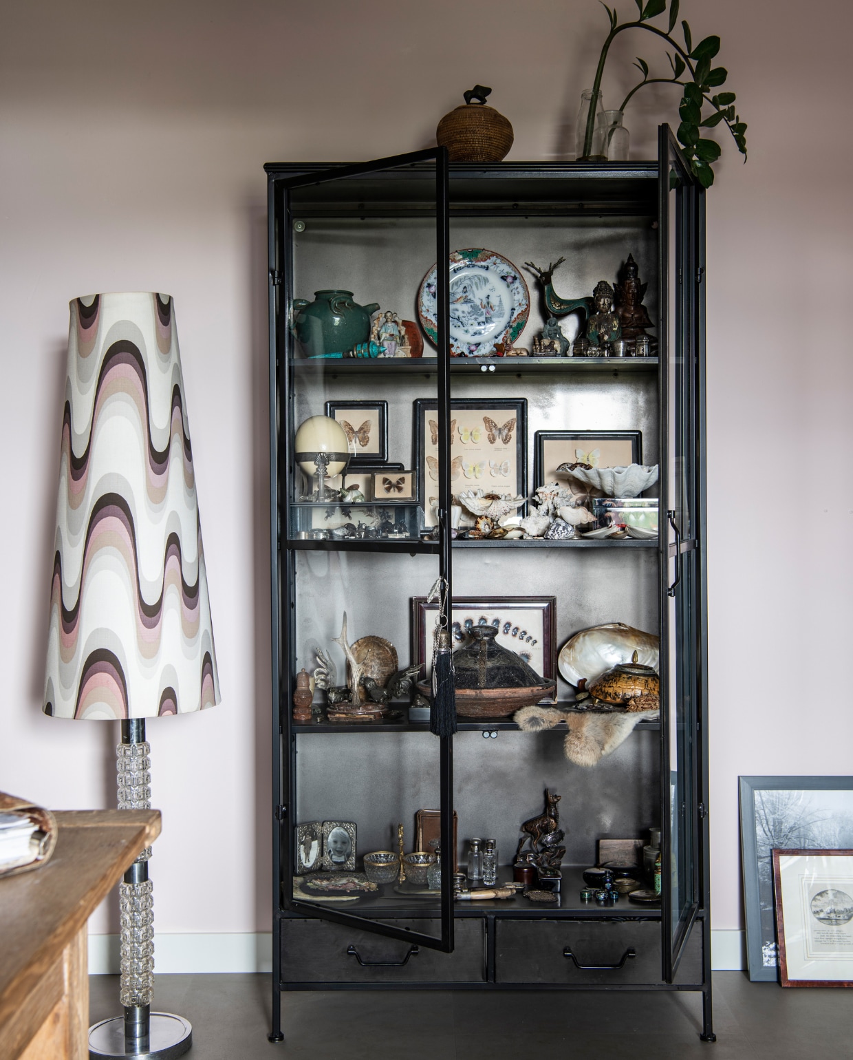Pronkkast Woonexpress. Verzameling in de kast kringloop en rommelmarkt. Lamp onbekend. vtwonen 01-2023 | Productie Inside Homepage | Fotografie Louis Lemaire | Styling Anja Bas Backer