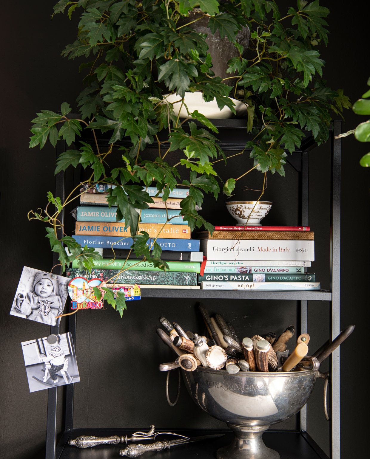 Keukenrek Ikea, antiek slabestek, vleesvorken en keukenmessen gevonden op rommelmarkten, vloerlamp rommelmarkt. Zilveren wijnkoeler onbekend. vtwonen 01-2023 | Productie Inside Homepage | Fotografie Louis Lemaire | Styling Anja Bas Backer