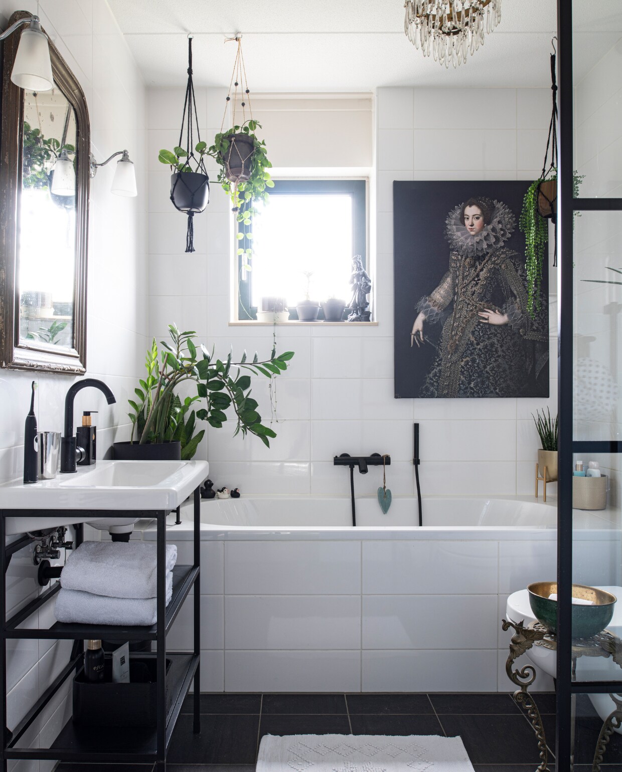 Wastafelmeubel en kranen sanitairkamer.nl, spiegel rommelmarkt Brussel, print Werk aan de Muur, tafeltje antiekwinkel, metalen schaal Sissy-Boy. Overig onbekend. vtwonen 01-2023 | Productie Inside Homepage | Fotografie Louis Lemaire | Styling Anja Bas Backer