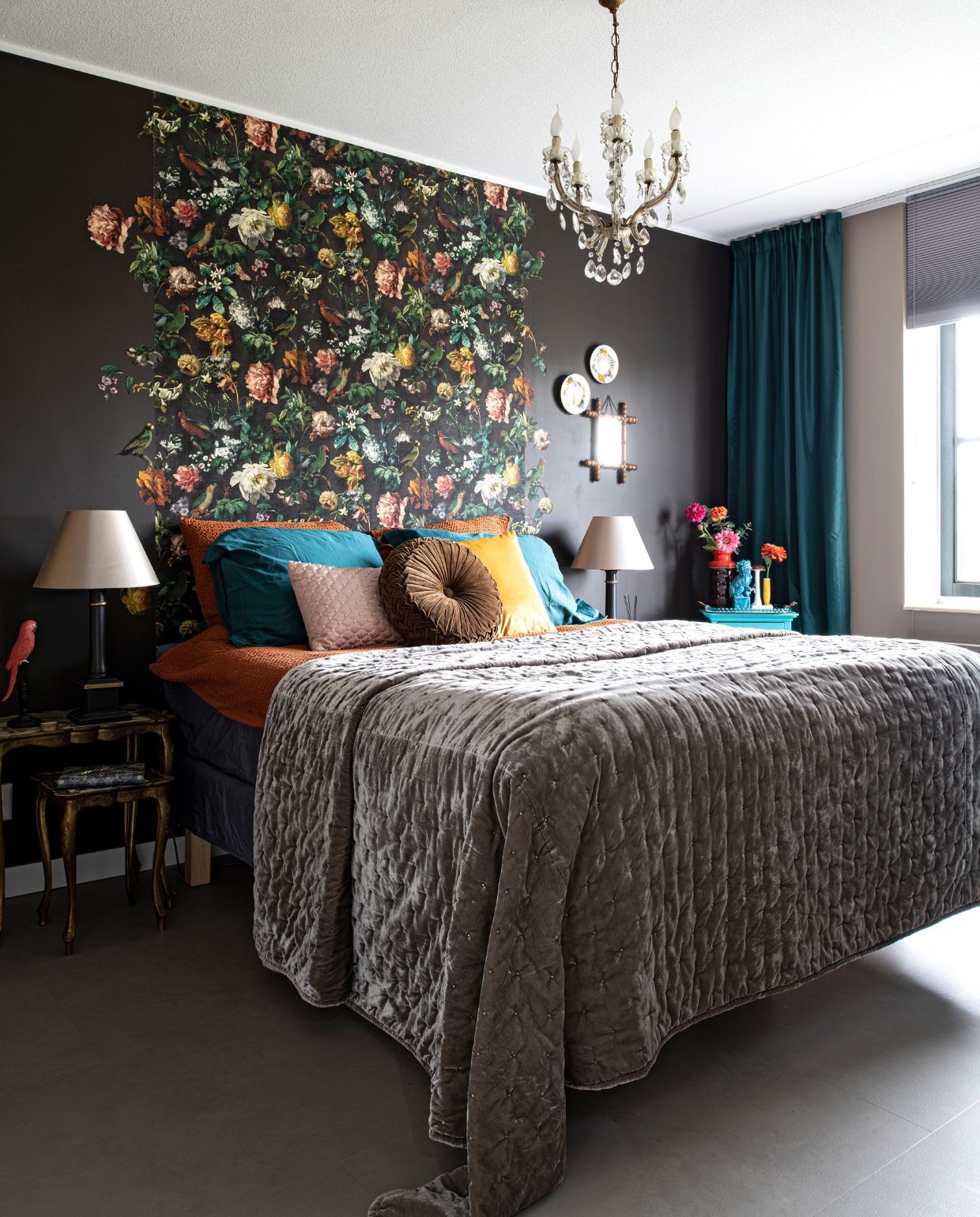 Muurverf Fading Horizon Flexa. Behang Eijffinger. Bed Ikea, bedlampjes zelf zwart geverfd, lampenkappen Loods 5, fluwelen sprei H&amp;M Home, bruin/oranje beddengoed Loods 5, blauwe kussenslopen Ikea, bruin rond kussen Loods 5, geel kussen Kwantum, gordijnen Ikea, rolgordijn Veneta, kroonluchter antiekmarkt. Overig onbekend. vtwonen 01-2023 | Productie Inside Homepage | Fotografie Louis Lemaire | Styling Anja Bas Backer