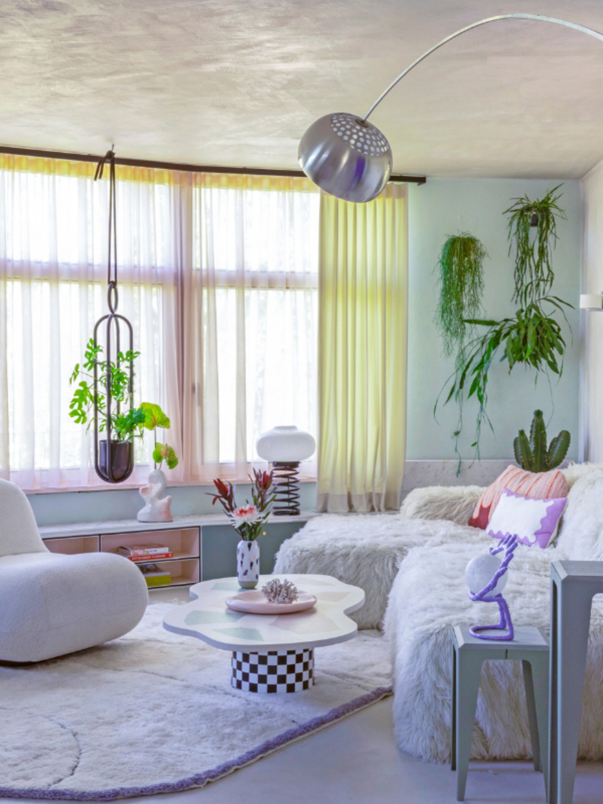 binnenkijken in een modern maximalistisch appartement in munchen