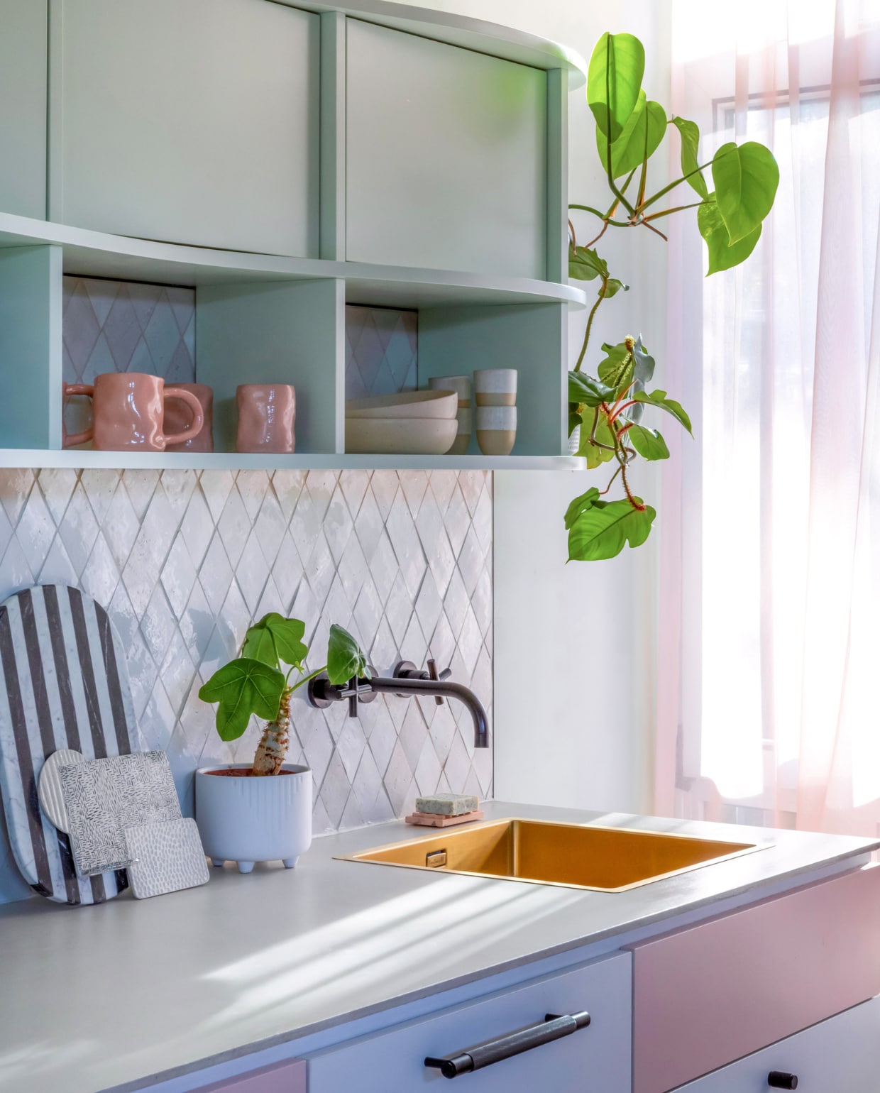 De keuken is op maat gemaakt, o.a. door form.bar. Tegels The Mosaic Factory. Kraan Tara Dornbracht. Spoelbak Reginox. Roze bekers Siup Studio. Overig onbekend. vtwonen binnenkijken special 121-2022 | productie, fotografie &amp; tekst Anne Catherine Scoffoni | tekstbewerking Caroline Westdijk