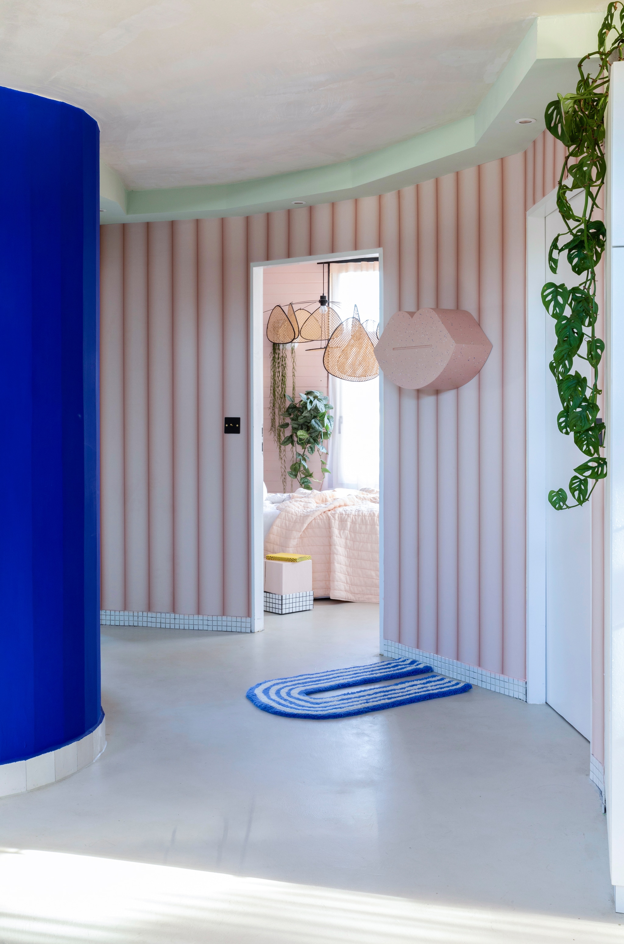 Muurverf Ultra Blue Little Greene. Behang BelarteStudio. Regenboogkleedje in opdracht gemaakt. Kunstwerk mond Sascha Grewe. vtwonen binnenkijken special 121-2022 | productie, fotografie &amp; tekst Anne Catherine Scoffoni | tekstbewerking Caroline Westdijk