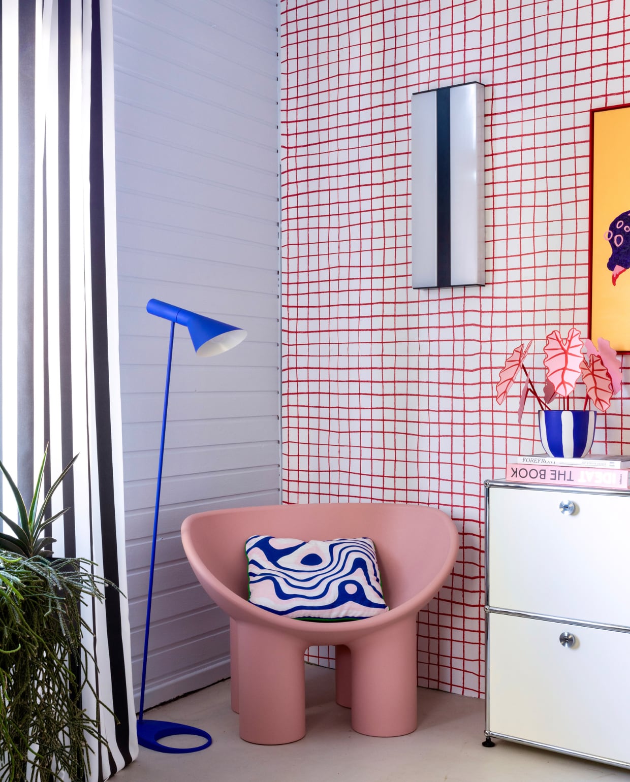 Behang Studio Dnnk. Stoel Roly Poly Driade. Kussen Tarta Gelatina. Lamp AJ Louis Poulsen. Muurlamp vintage. Kast Usm Haller. Blauw-witte vaas Motel a Miio, papieren plant Brazen Botany. vtwonen binnenkijken special 121-2022 | productie, fotografie &amp; tekst Anne Catherine Scoffoni | tekstbewerking Caroline Westdijk