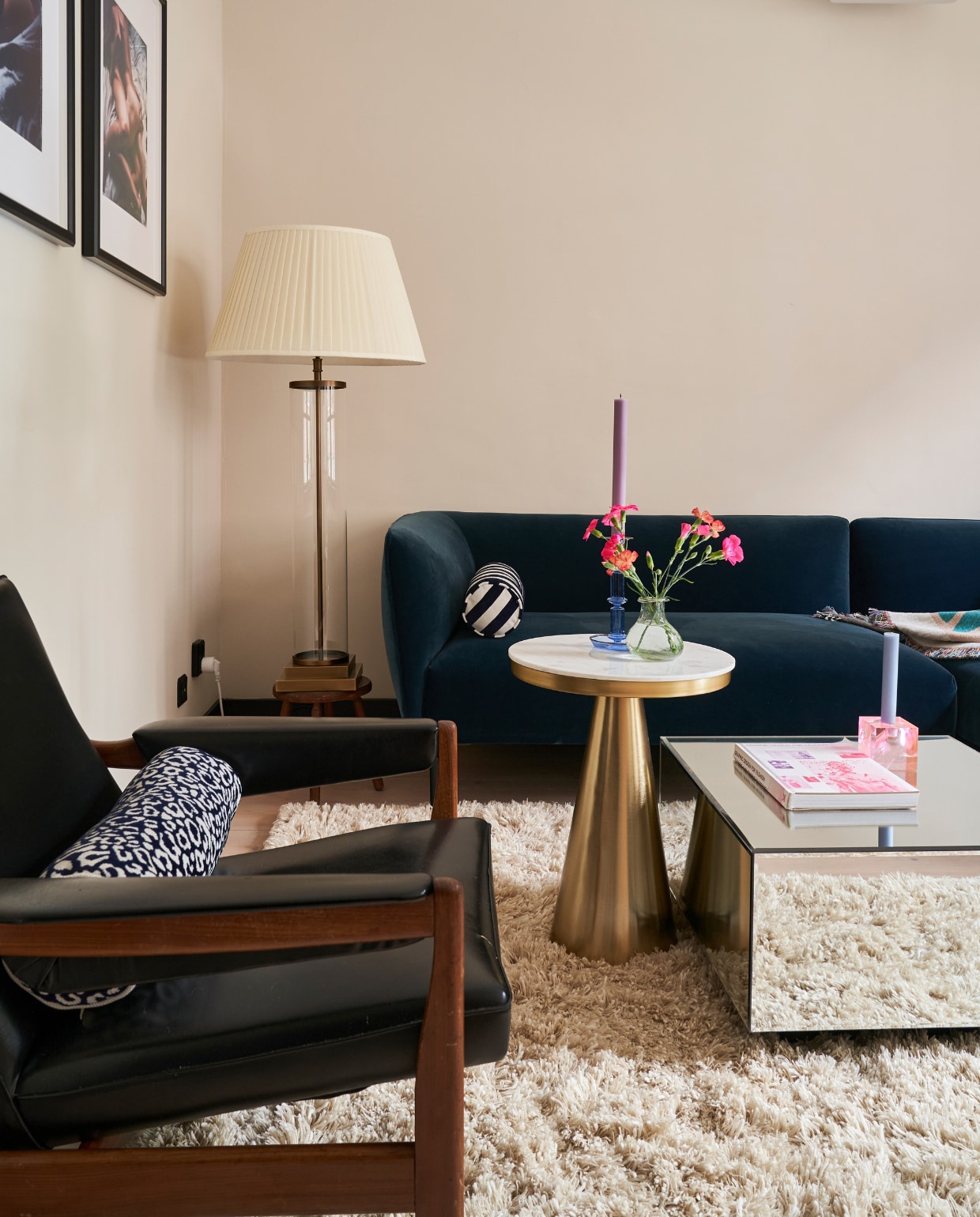 Muurverf Champignon van Gamma, eettafel Trian van Woood Exclusive, kandelaars Fritz Hansen, roze schaal Monday is a state of mind, vaas Jotex, glazen Ferm Living, stoelen fonq, hanglamp Tr Bulb van Menu, schilderij komt uit de familie, wandplankjes Nordal, koppen Atelier van Schaijck en HKliving, zwarte bijzettafel Intratuin, tafellamp Eichholtz, overig onbekend. vtwonen 02-2023 | Productie Coco Features | Fotografie Muk van Lil