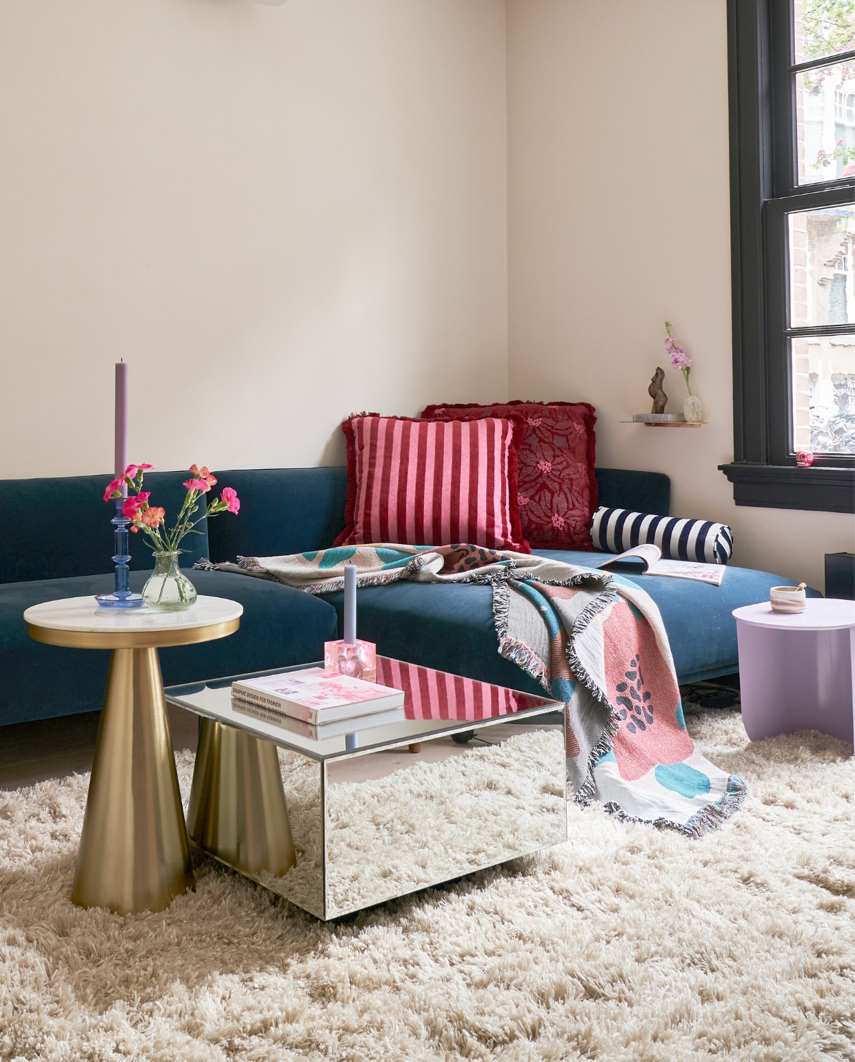 Muurverf Champignon van Gamma, bank, lila bijzettafel en roze kandelaar Fést, kussens Palais, plaid Nox Studio, kopje Atelier van Schaijck, wandplankje Nordal, beeldje BellySisters, vazen H&amp;M Home, marmeren bijzettafel Westwing, blauwe kandelaar Hay, spiegeltafel HKliving, vloerkleed Sissy-Boy. vtwonen 02-2023 | Productie Coco Features | Fotografie Muk van Lil