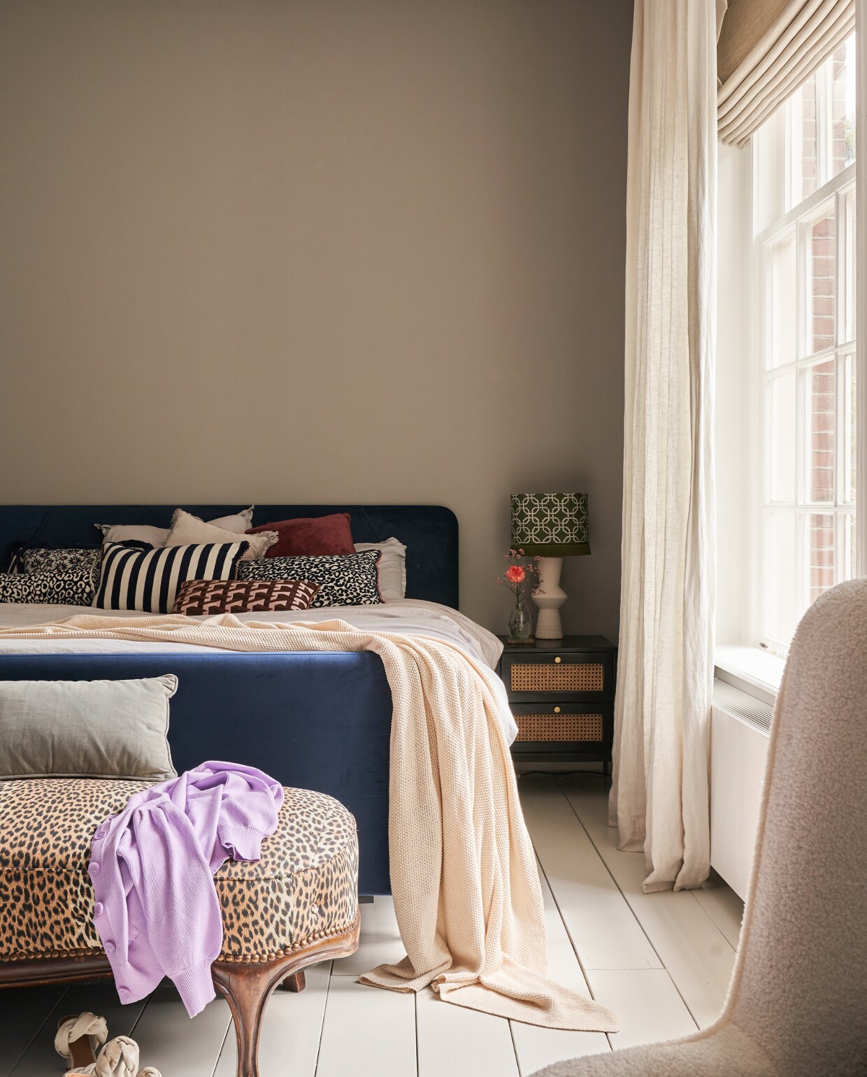 Bed Swiss Sense, dekbedovertrek Cotton Suite, kussens Palais, sprei Beliani, lampenvoet Karwei, lampenkap Palais, bankje panterprint van Emilie’s oma, velours kussen en nachtkastje Westwing, vouwgordijnen Veneta, linnen gordijnen Kwantum, schommelstoel Mama van Furndaily, vloer in kleur Sfinx van Gamma, muurverf Kapel van Gamma. vtwonen 02-2023 | productie CocoFeatures.com | fotografie Muk van Lil | tekst Caroline Westdijk