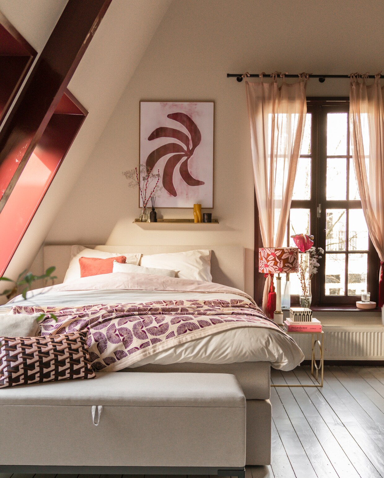 Kleur houtwerk Brinjal en kleur muren Skimming Stone, beide Farrow &amp; Ball, bed en bank Swiss Sense, plaid Sissy-Boy, kussens HKliving, messing wandplank La Redoute, kandelaar en kaars Fést, kunstwerk Enkel Art Studio, gordijnen H&amp;M Home, nachtkastje Zara Home, lampenvoet vintage, lampenkap Palais, zwart-wit doosje Westwing, overig onbekend. vtwonen 02-2023 | productie CocoFeatures.com | fotografie Muk van Lil | tekst Caroline Westdijk