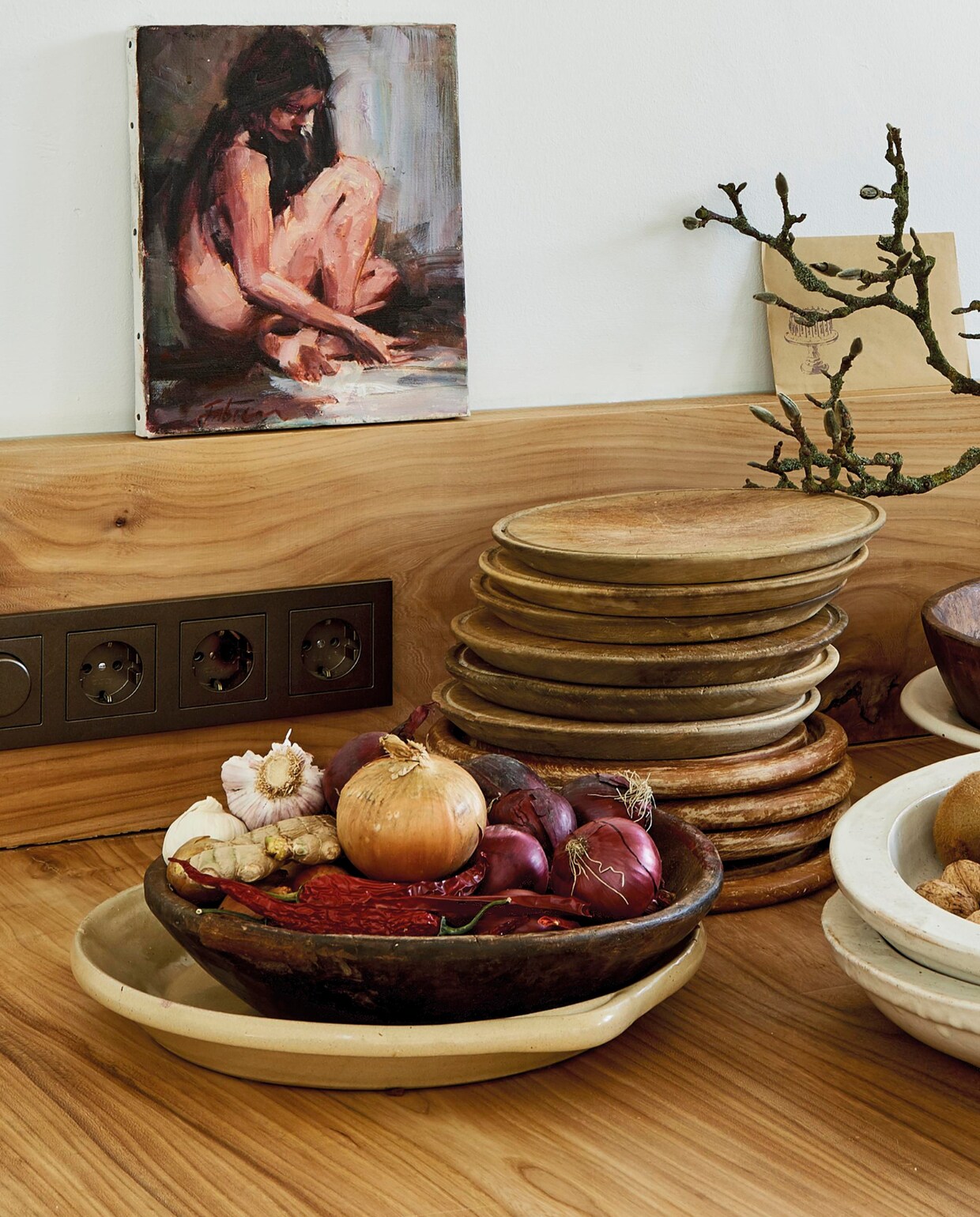 Kom Nord van House Doctor, Bord Gama van Casa Vivante, Pastabord Iron Stone Natura, Ovale schaal Nordic Sand van Broste, Kom Artisan, Bord Rustico Natura, Bord dark blue, Ovaal bord, Aardewerken kom van Bitz, Dessertbord celadon, Pastabord van Salt &amp; Pepper, Kom Artisan, Sauskom Iron Stone, Dinerbord Surface van Serax kleur Indy Grey, Diep bord Surface van Serax kleur Indy Grey, Gebaksbord Brisk van Present Time, Aardewerken ontbijtbord van Broste Copenhagen met handgeschilderde lijnen. Styling Fietje Bruijn | Shopping Corrien Flohil | Fotografie Dennis Brandsma | Studio 5982/Ronald de Boer