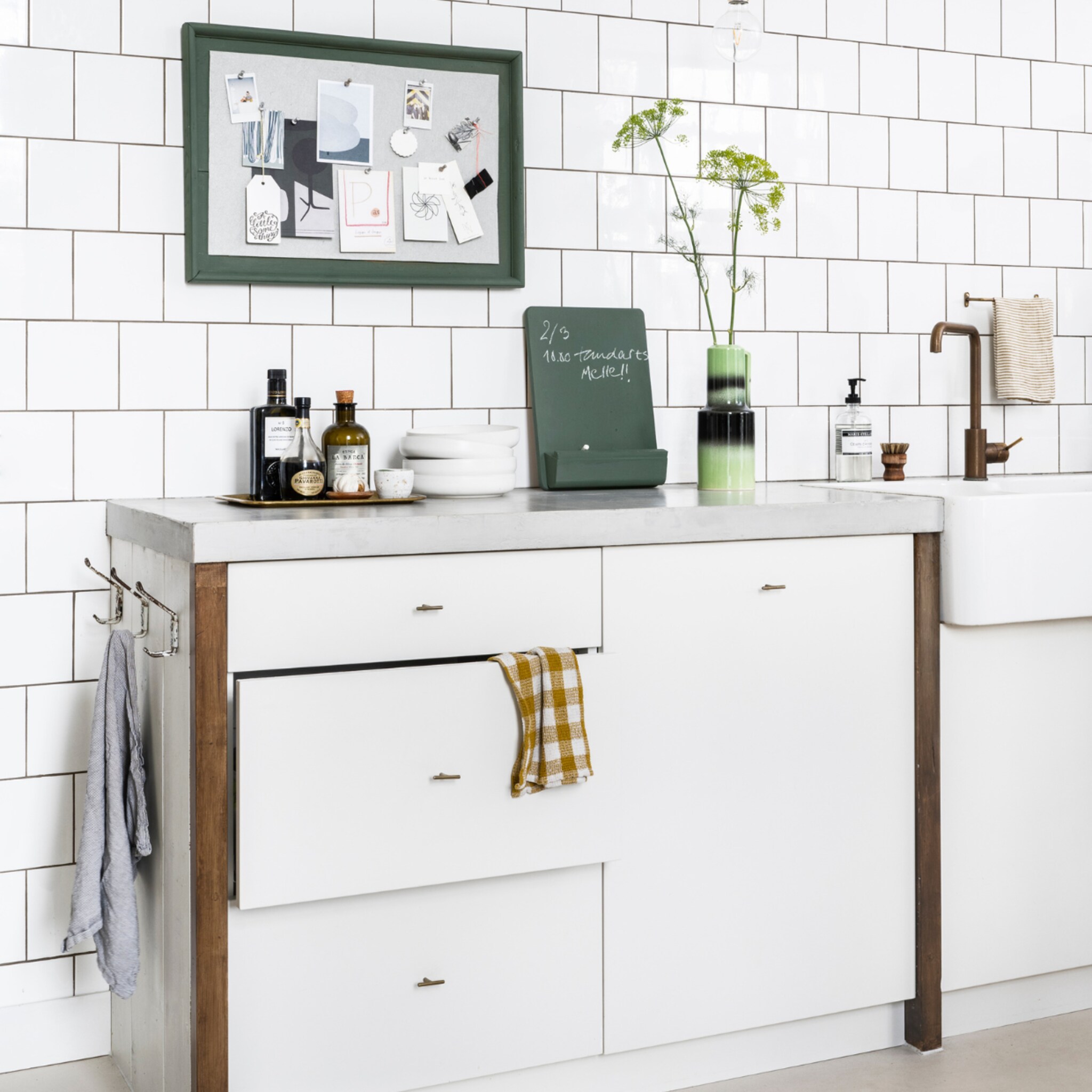 zo maakt stylist fietje een prik en krijtbord van een tweedehands dienblad functioneel en decoratief