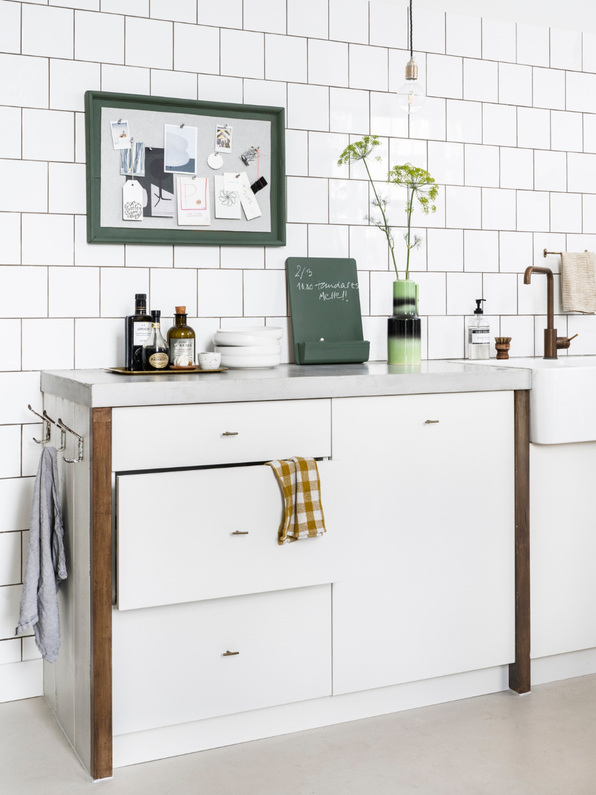 zo maakt stylist fietje een prik en krijtbord van een tweedehands dienblad functioneel en decoratief