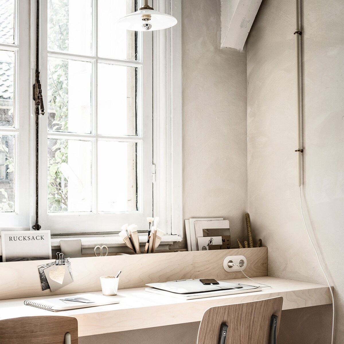 Muurverf kleur Bone (bauwerk.com.au). Wandlamp van Valerie Objects No5 Ivory 90×100 cm (bxh) € 620,- (justhaasnoot.nl). . Bruin klein schaaltje € 3,48, bruine bal € 3,48, beige pot € 5,44 (sostrenegrene.com). Glazen Cone € 3,- (kringloop). Potje met deksel licht taupe € 12,99 (hm.com). Luidspreker Marshall Acton € 274,- (coolblue.nl). Eetkamerstoel van Hay € 259,-, esprossokopje Grod van Broste Copenhagen € 9,95, bureauaccessoires nietmachine, schaar en plakbandhouder van Hay € 45,- (vtwonen.be). Stoel Standard van Jean Prouvré, eiken naturel € 675,- (vitra.com). Vest 89,- (stories.com). Bureau-accessoires van Monograph: goudkleurige linialen vanaf € 22,95, papieren prullenbak € 22,95, grijze hoes iPad € 109,95, papieren notieblok millimeters € 27,95, grijze etui € 31,95 (housedoctor.com). Notitiemap € 79,- (foodbrusher.com). Stopcontacten van Berker 1930 vanaf € 14,40 (klusspullen.nl). Novilon vtwonen vloer 2421 kleur Kiezel, 200 of 400 cm breed per m² € 28,25 exclusief installatie (vtwonen.be/vtwonen-collectie). Boeken, kwasten, potloden privébezit. vtwonen 10-2019 | styling Kim van Rossenberg | fotografie Sjoerd Eickmans