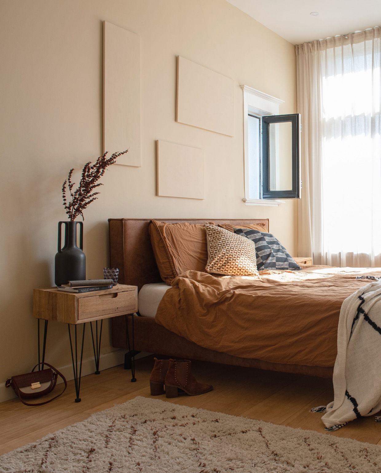 Muurkleur bruin Natural en beige Calm van Praxis. Muurbladeren Kwantum, spiegel Leen Bakker, hanglamp Rope van HKliving. Kast Sklum, tafellamp kringloopwinkel, vaas Shopbywoon, sprei Karwei, beddengoed H&amp;M Home, vloerkleed en bed Wehkamp Home. styling Sharon Roest | fotografie Caroline Martinot | tekst Mirjam Rosema-Verhulst