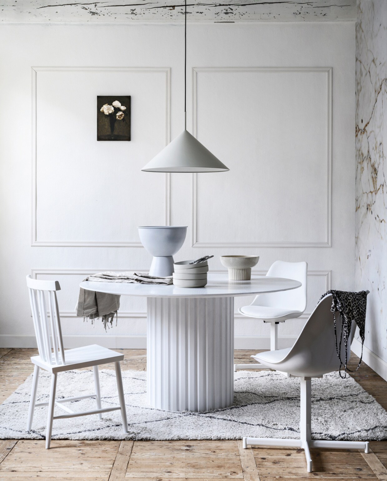 Latten decorlijst mdf, lengte 260 cm per stuk vanaf € 5,50 (karwei.nl). Fotobehang Milano met marmerprint, 300×300 cm per rol € 149,- (karwei.nl). Vloerkleed Tango, 180×220 cm € 180,-, schilderij op canvas Rozen in een vaas van Henri Fantin-Latour, 30×40 cm € 52,- (werkaandemuur.nl). Tafel Pillar, 75×140 cm, € 895,-, hanglamp Triangle Ø 60 cm € 239,-, metalen bloempot in Rustic wit, 46×45 cm (hxØ) € 49,95 (hkliving.nl). Witte stoelen Flow van vtwonen, 84x56x48 cm (hxbxd) per stuk € 113,50, stoel Family no.4 van Design House Stockholm € 215,- (vtwonen.nl). Witte kom Indi met spikkelglazuur € 35,- (made.com). Kommen Hantverk per stuk € 12,95 (ikea.nl). Wit linnen tafellaken Gullmaj, 145×240 cm € 24,95 (ikea.nl). Topje (10dayslifestyle.nl) vtwonen 03-2020 | Styling Marianne Luning | Fotografie Stan Koolen | Assistentie Niels Kist en Roos van Bruggen