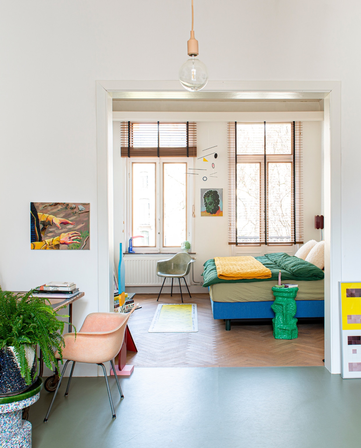 Stoelen Rope Edge van Zenith, tafel Bold Design, boxspring Auping, beddengoed Suite702 en Essenza Home. Yogamat Artlead, bijzettafel Rutger De Regt, kandelaar Michela Castagnaro, toekanlamp Hugo-Tu Huang, hanglamp Muuto, wandlamp Hay, schilderij links Florien Allemeersch, sculptuur We Are Out of Office, keramisch hoofd Choses Faites Mains, schilderij Kristof Santy, mobile Cuerpos Moviles, rechts collage Roy Villevoye, overig onbekend. vtwonen 02-2023 | styling: Jeske Weel | fotografie: Caroline Coehorst