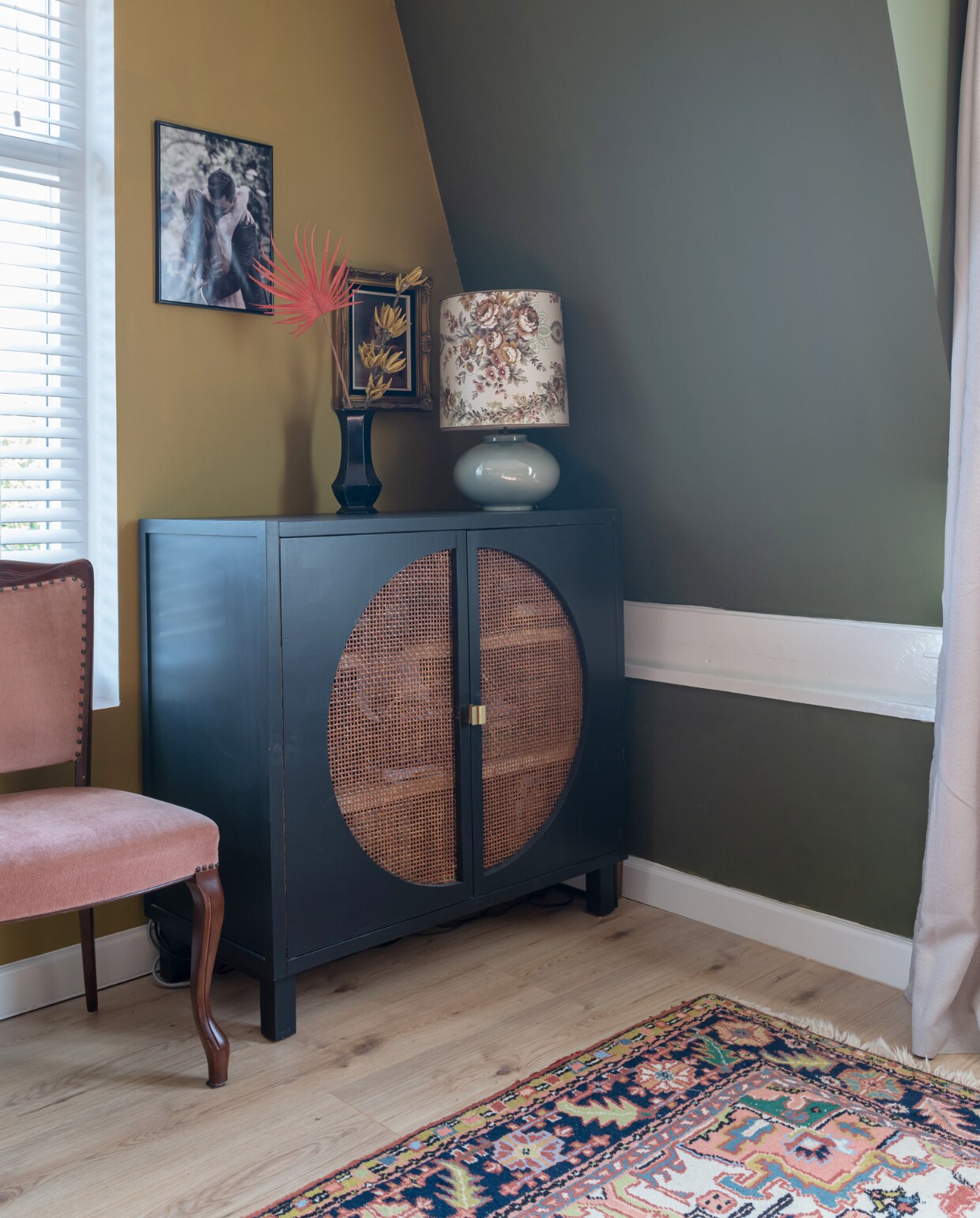 Muurkleur geel Element en groen Oerwoud van Histor. Stoel, vaas, lamp, lijsten kringloopwinkel. Kast Karwei, vloerkleed van schoonvader, bloemen lokale bloemist. vtwonen 02-2023 | Styling Sharon Roest | Fotografie Caroline Martinot