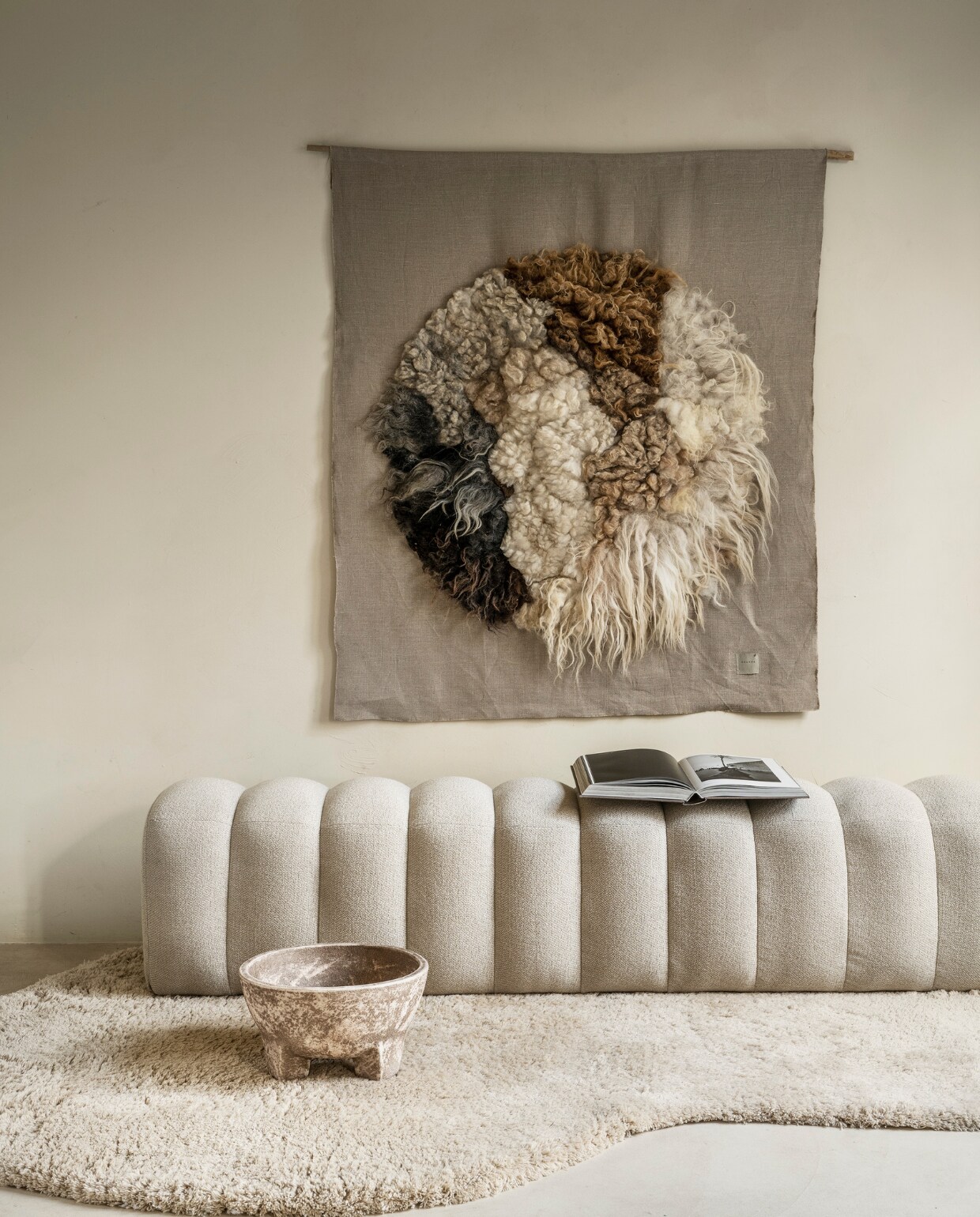 Stucco-look muurverf Mykonos, 2,5 liter _ 110,- (wearewowmakers.com). Wandkleed duurzaam gemaakt door Babette Leertouwer, 129x142 cm _ 350,- (halona.nl). Bank Candy, 200x40x50 cm (bxdxh) _ 629,- (loods5.nl). Wollen vloerkleed Meadow van Ferm Living _ 1085,- (vtwonen.nl). Schaal _ 150,- (urbannatureculture.com). vtwonen 03-2023 | styling Marianne Luning | fotografie Stan Koolen | assistentie Pom Rezelman, Evans van der Sluis | naaiwerk Meta Poulain