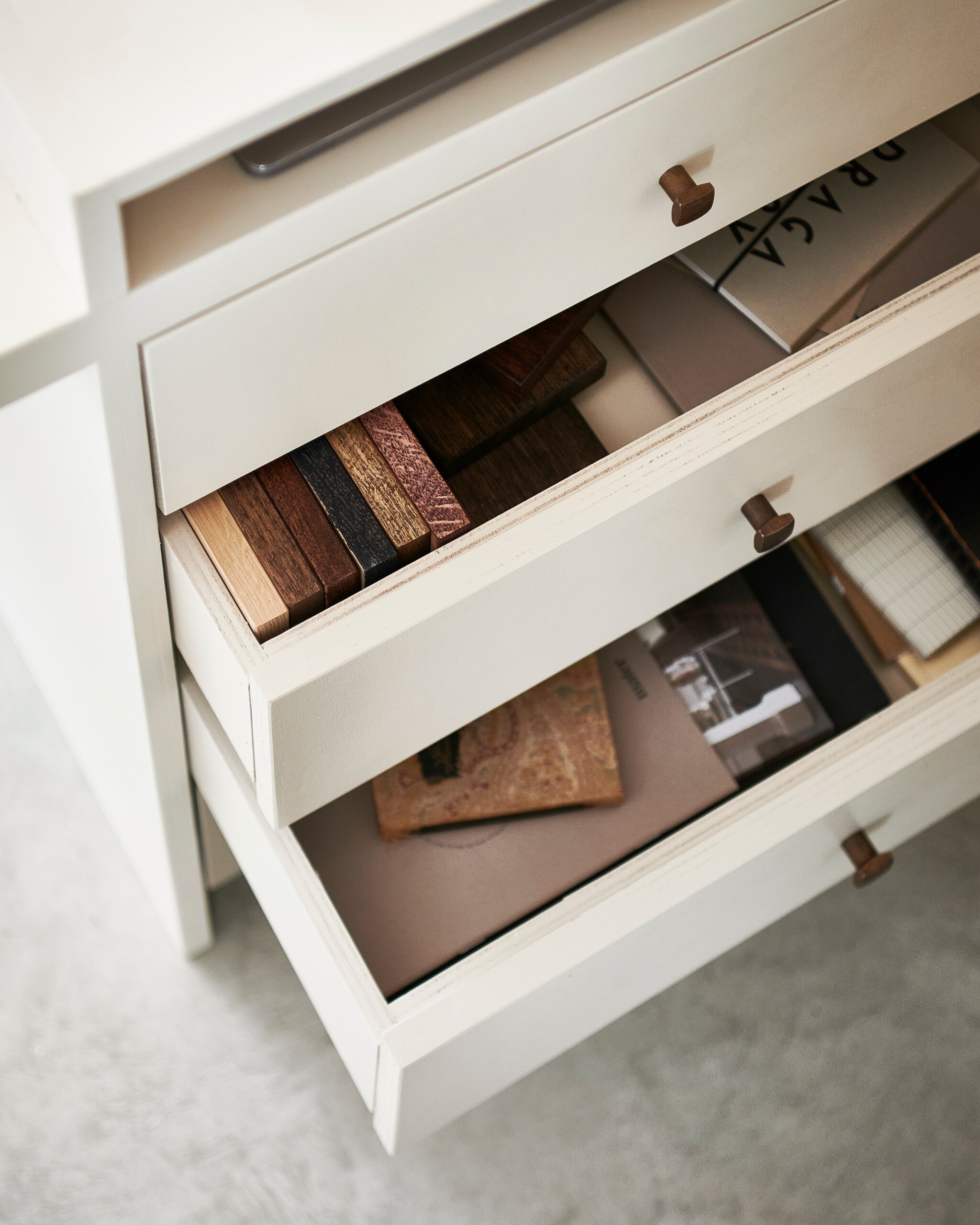 Verplaats alle overgebleven spullen van bureau naar lade: niemand die het ziet! productie &amp; styling Kim van Rossenberg | uitvoering Richard van Meerveld | fotografie Sjoerd Eickmans | Assistentie Sanne Ketelaar