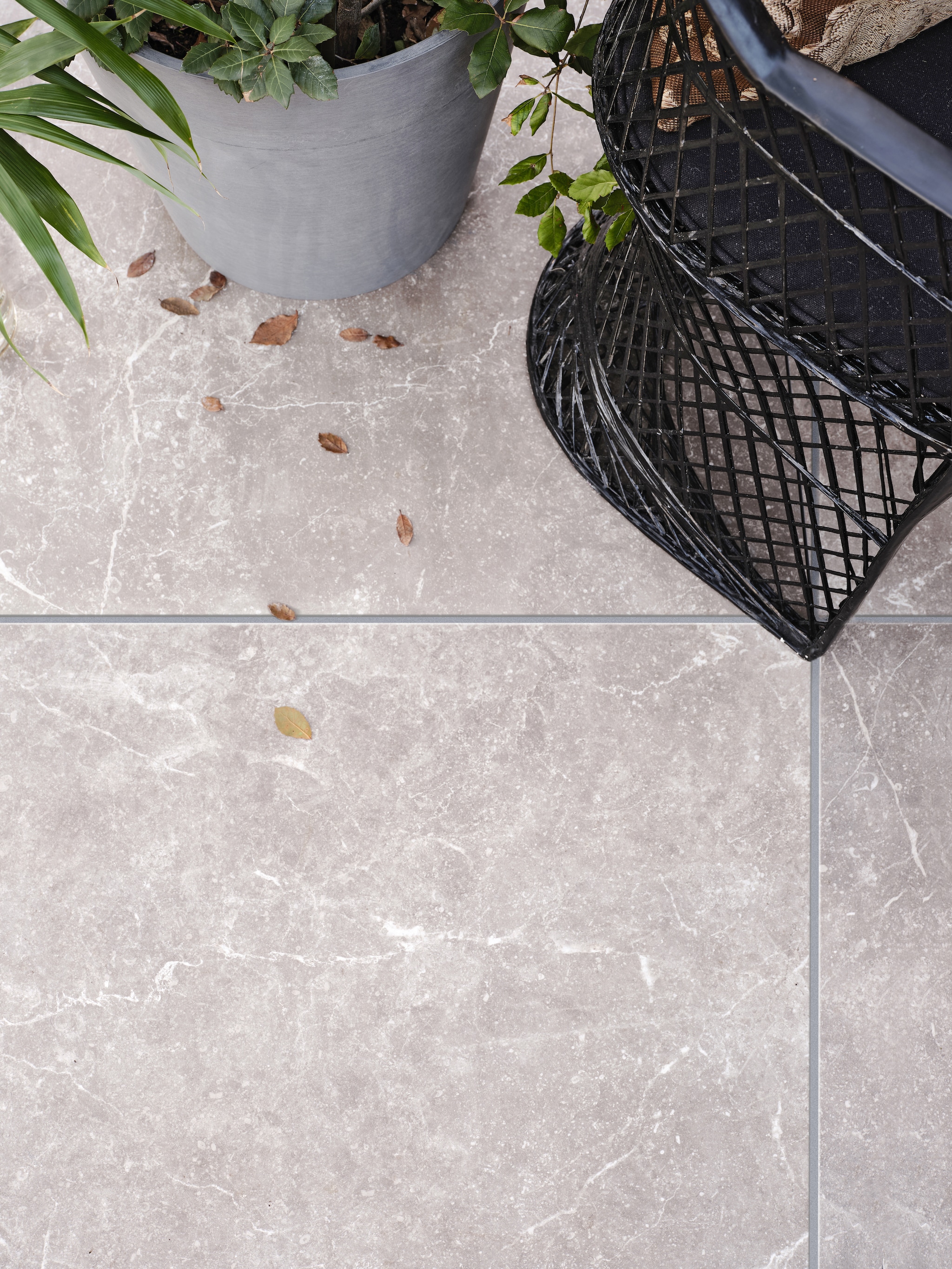Tuintegel Solostone Outside Marble Warm Grey van vtwonen, 90x90 cm per m² € 89,50. vtwonen 03-2023 | productie Tanja Saarberg | styling Marlies Does | fotografie Bart Brussee