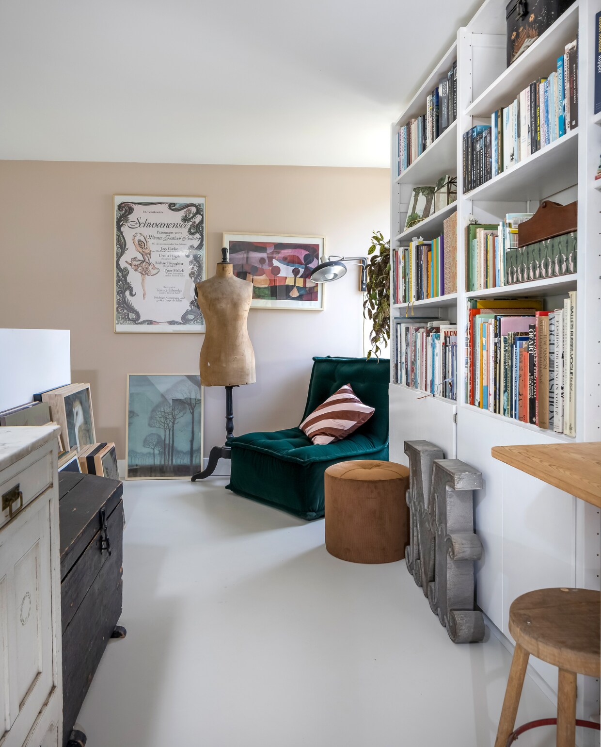Hanglamp Loods 5 Garage (outlet), prent BVA Auctions, houten bank en ladder erfstukken, kleed La Redoute. vtwonen 03-2023 | styling Martine Jeuken | fotografie Henny van Belkom | tekst Eveline Stoel