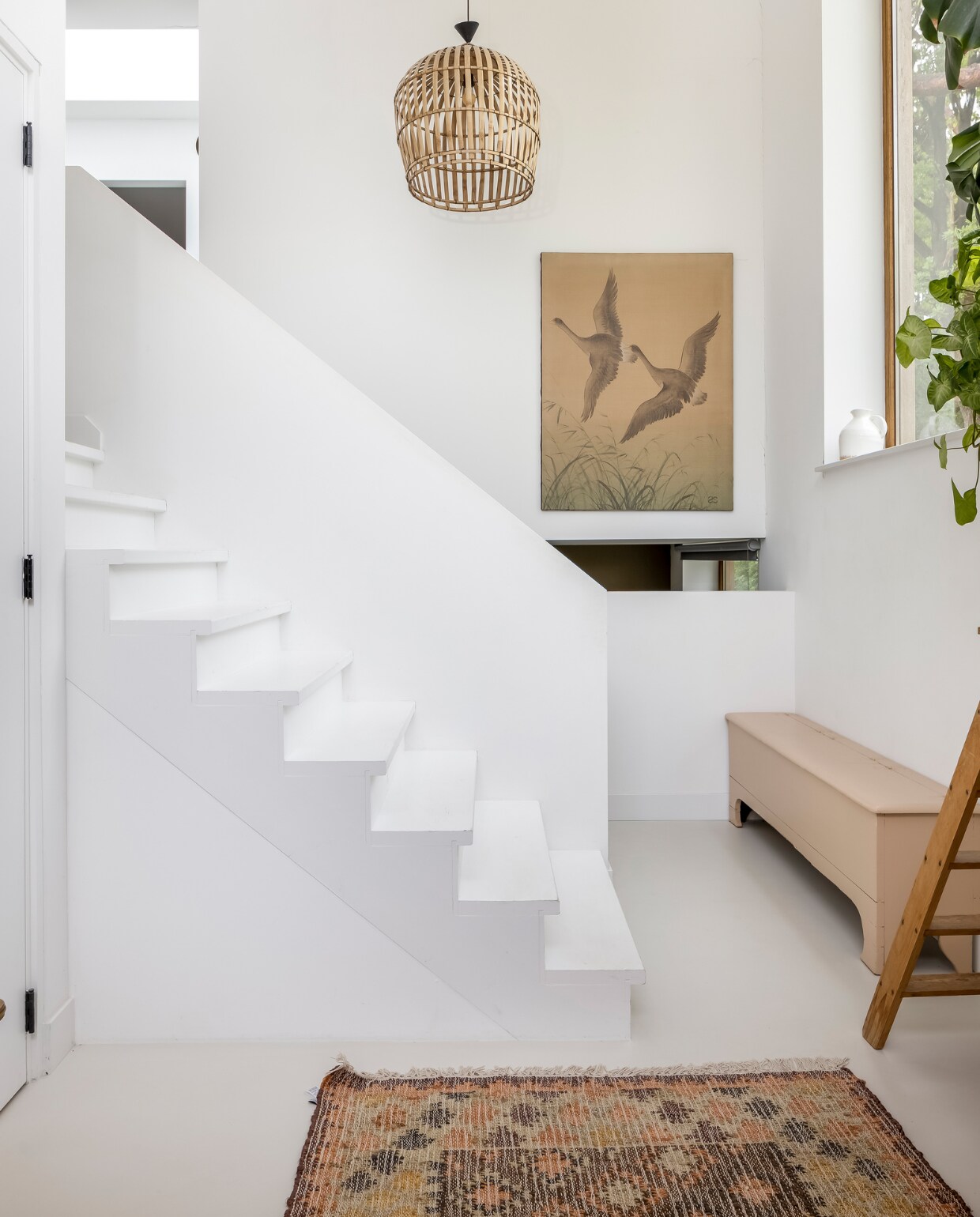 Dressoir van Martines grootouders, kist van Martines ouders, posters van vroeger, muurkleur Mild Umber van Flexa, lamp Marktplaats, fauteuil Fonq Outlet, poef Intratuin, letter ‘M’ HKliving, kruk rommelmarkt, wit geschilderde kasten tweedehand Lundia. vtwonen 03-2023 | styling Martine Jeuken | fotografie Henny van Belkom | tekst Eveline Stoel