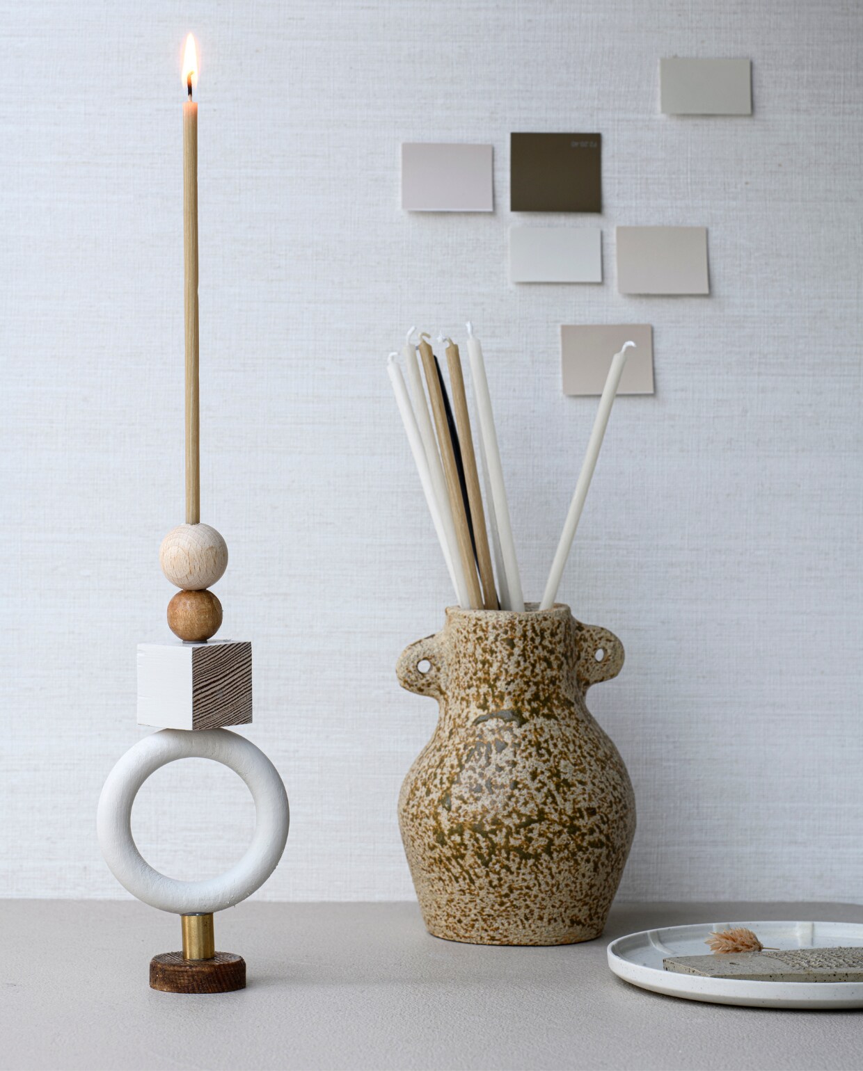 Gespikkelde aardewerken vaas van Oikos Estudio, 11x15 cm € 68,- (atelierhop.com). Keramieken schotel van Scholten &amp; Baijings voor Hay, 14,5 cm (Ø) € 29,- (connox). Potloodkaarsen, 20 stuks € 12,99 (zarahome.com). Gespikkelde aardewerken knoflookrasp € 12,95 (lydiaelisabethpottery). styling Myla Griese | fotografie Louis Lemaire