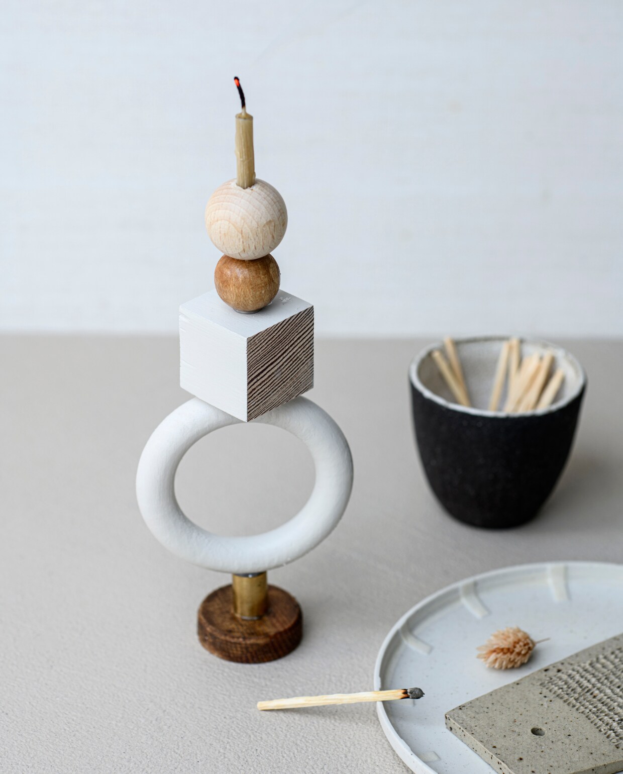 Keramieken schotel van Scholten &amp; Baijings voor Hay, 14,5 cm (Ø) € 29,- (connox). Potloodkaarsen, 20 stuks € 12,99 (zarahome.com). Gespikkelde aardewerken knoflookrasp € 12,95 (lydiaelisabethpottery). styling Myla Griese | fotografie Louis Lemaire