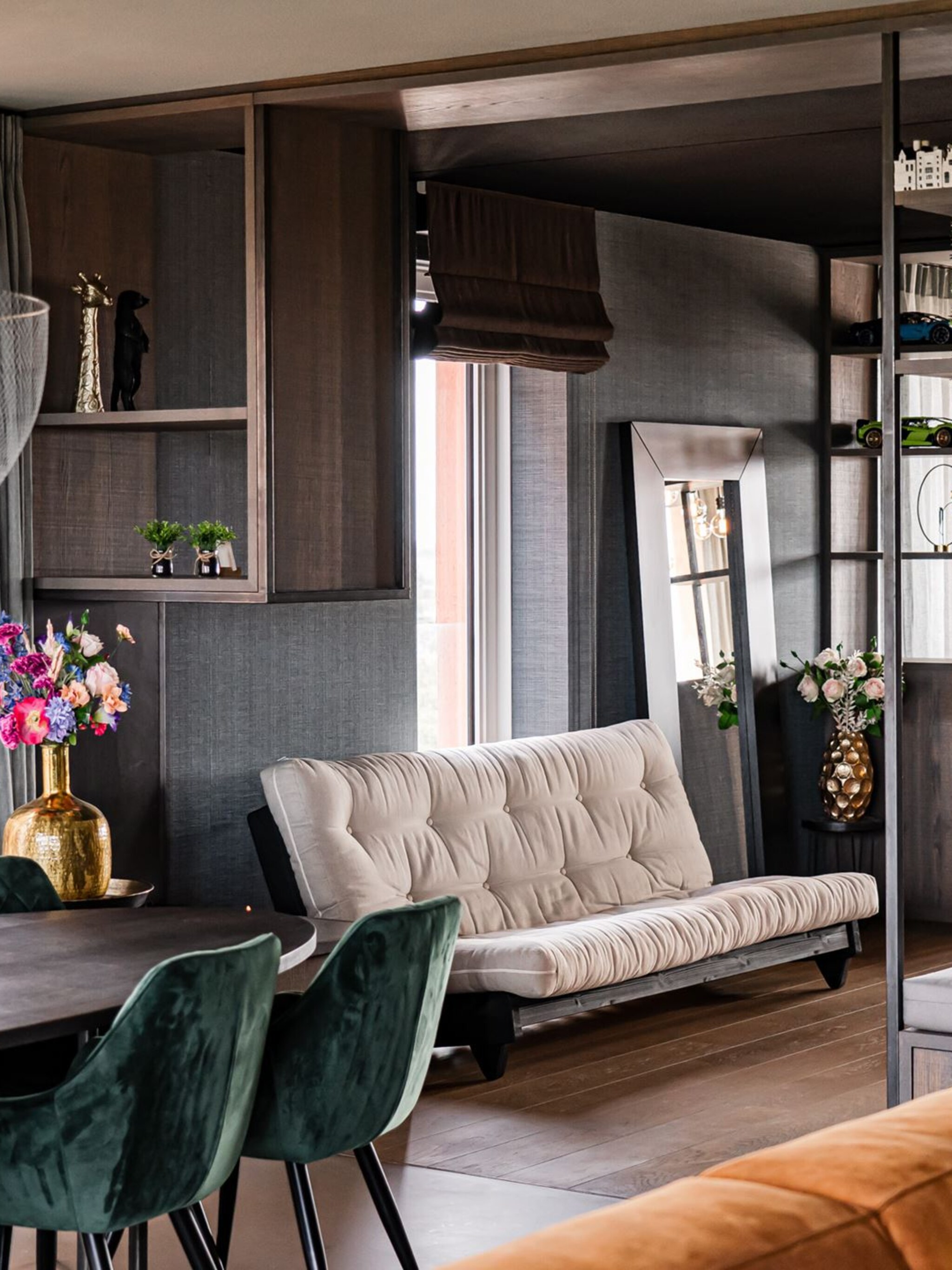 binnen gluren in een chic appartement met zwarte plafonds in haarlem