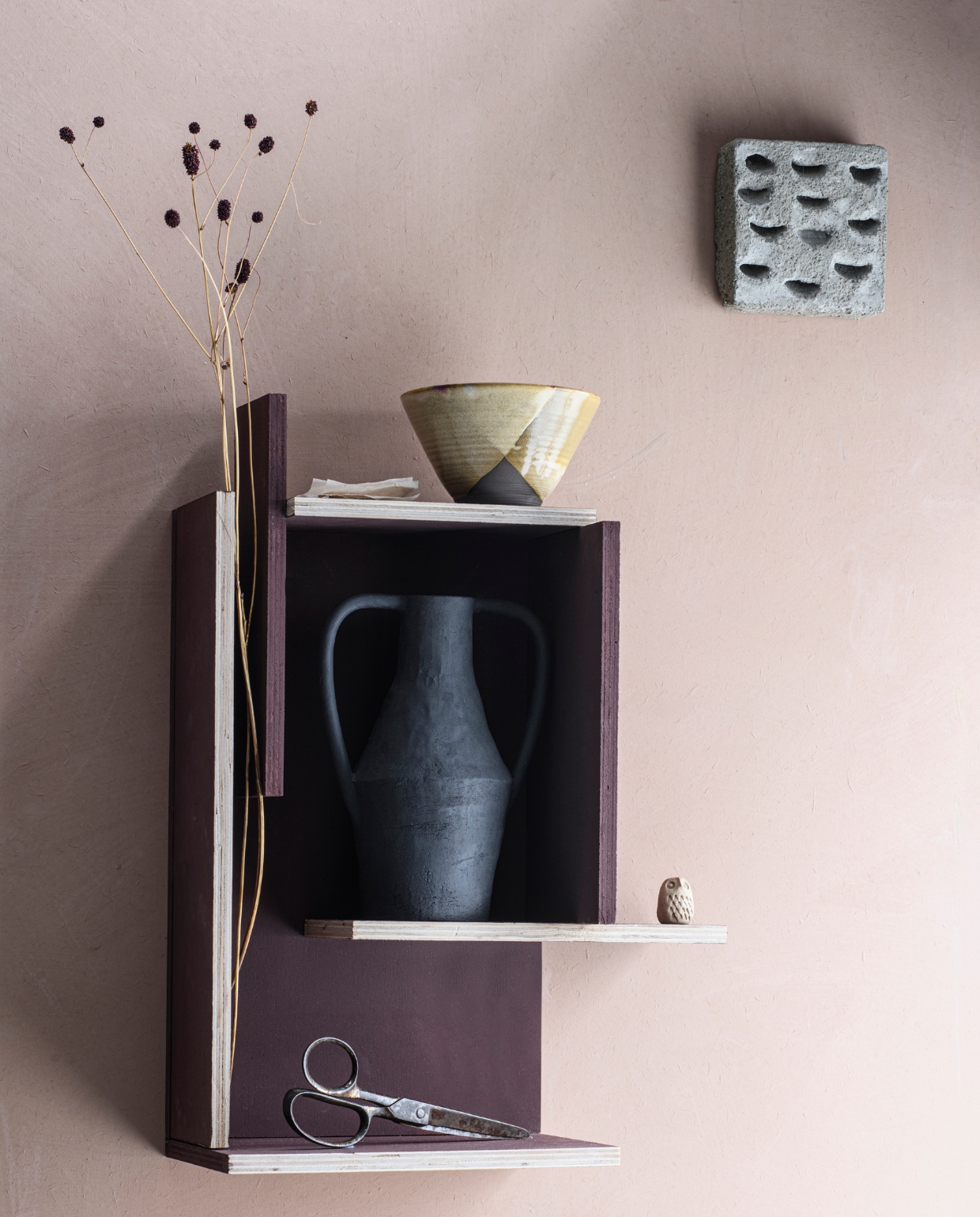Zwarte aardewerken kruikvaas € 72,-, bruin stenen uiltje van Sylvain Jarry € 20,-, keramieken kom € 55,- (atelierhop.com). Overig privébezit. styling Myla Griese | fotografie Louis Lemaire