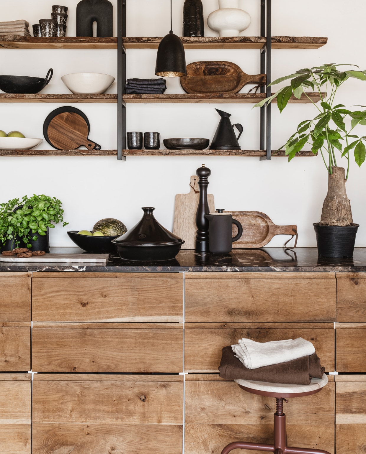Van boven naar beneden en van links naar rechts: linnen theedoeken Flax, per stuk € 15,- (bymolle.nl). Mokken Mud, per stuk € 6,75 (hkliving.nl). Zwarte vaas € 55,95, zwarte hoge vaas € 20,95, witte vaas € 68,95 (loftloft.nl). Oude metalen schaal € 39,95 (hetkabinet.nl). Witte schaal € 69,95 (loftloft.nl). Zwarte theedoeken, per stuk € 4,-(hema.nl). Mangohouten plank € 29,95 (hetkabinet.nl). Witte schaal € 75,95 (loftloft.nl). Zwarte ronde serveerplank € 19,95 (hetkabinet.nl). Bruine serveerplank van Bowls and Dishes € 14,55 (vtwonen.nl). Zwarte schaal Chief Ceramics € 17,60 (hkliving.nl). Oude oliekan € 24,95, metalen potjes € 30,25 (hetkabinet.nl). Diverse kruiden-planten (jumbo.nl). Zwarte schaal € 78,95 (loftloft.nl). Donkerbruine tajine Emile Henry € 68,95, pepermolen Peugeot Paris chocolat € 56,95, cafetière Stelton Theo € 69,95 (vtwonen.be). Plant (intratuin.nl). Metalen kruk Denver van New Routz (vtwonen.nl). Bruine linnen doek, 160x260 cm € 129,-, linnen servet Sea Shell, per stuk € 11,50 (bymolle.com). Overig privébezit. vtwonen 08-2022 | styling Moniek Visser | fotografie Denise Pronk| styling assistent Sanne Kiesling