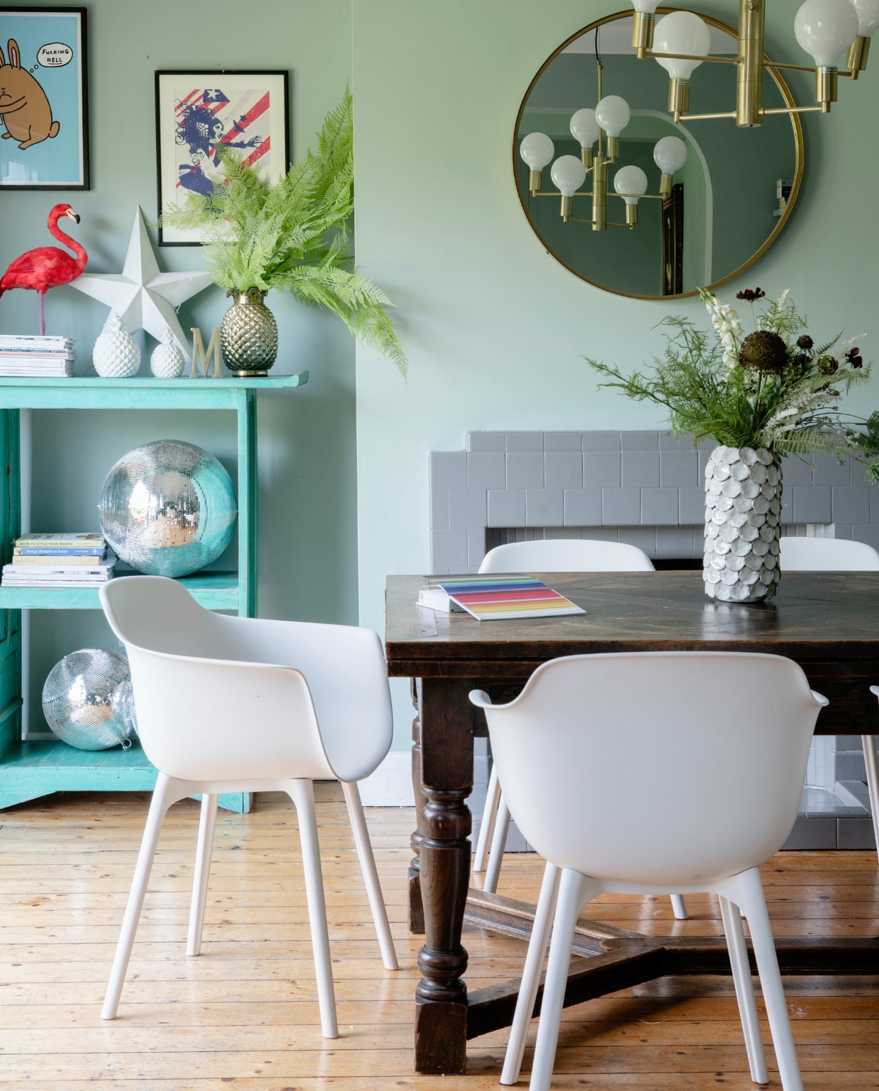 Muurverf Green Blue Farrow &amp; Ball. Boekenkast en eettafel tweedehands. Stoelen Abigail Ahern. Lamp Dust. Overig onbekend. vtwonen special binnenkijker 12-2022 | productie Living Inside | fotografie Ruth Maria Murphy