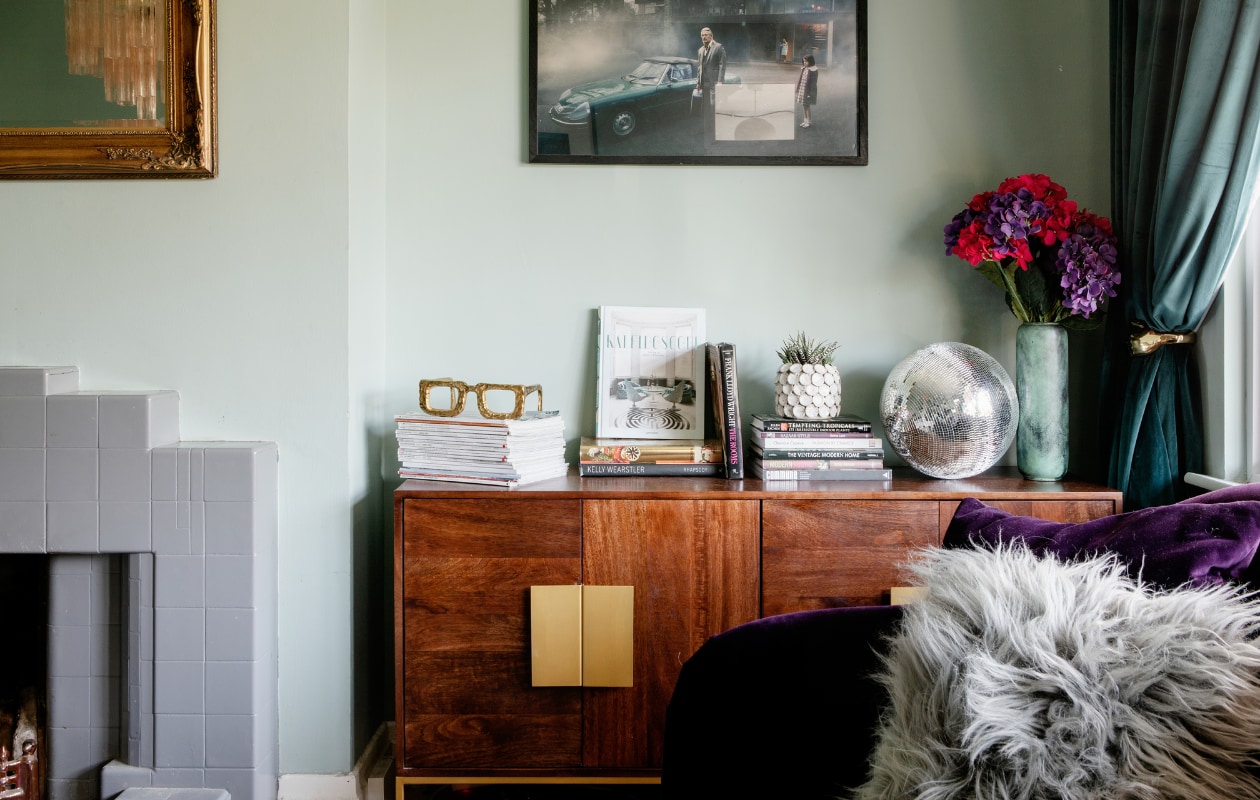 Muurverf Green Blue Farrow &amp; Ball. Spiegel Dust. Ingelijste foto Gillian Hyland. Dressoir Swoon Editions. Elton-bril Abigail Ahern. Bank sofa.com. Kussen H&amp;M Home. Fluwelen gordijnen John Lewis, gordijnkoord Anthropologie. Overig onbekend. vtwonen special binnenkijker 12-2022 | productie Living Inside | fotografie Ruth Maria Murphy