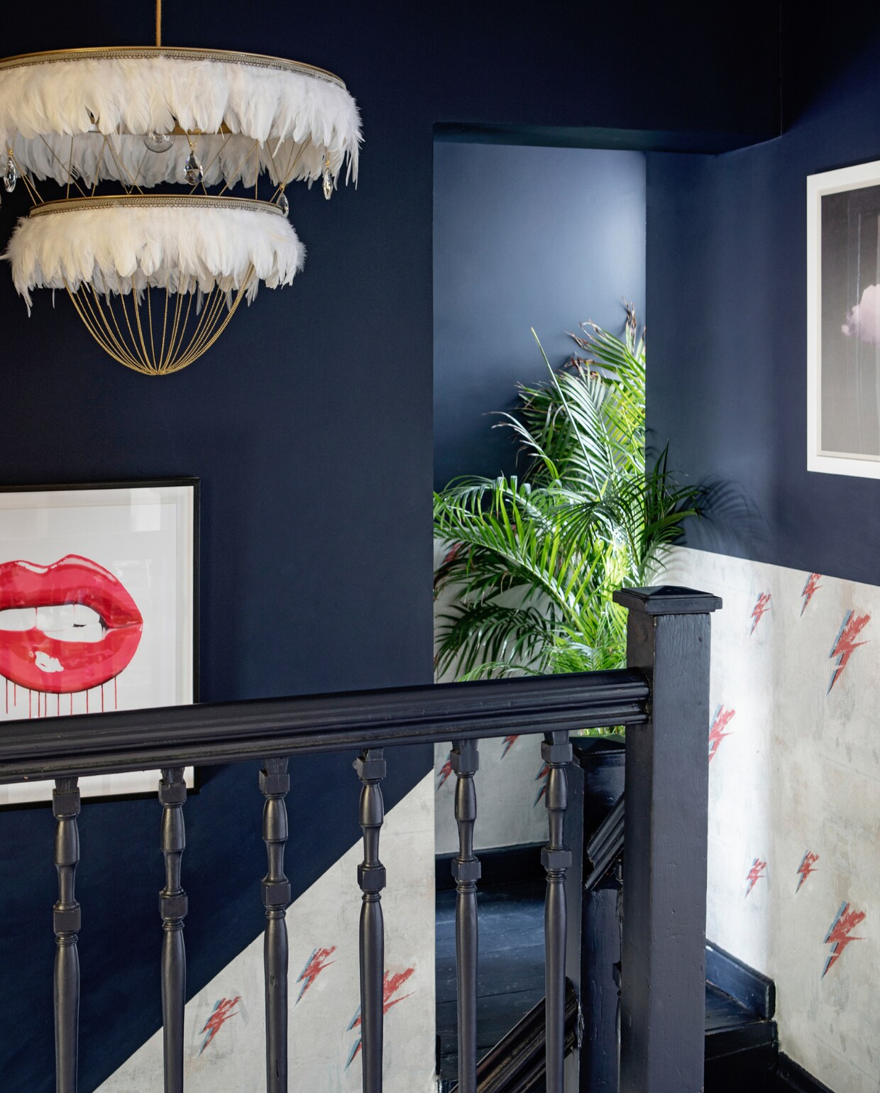 Muurverf Old Navy Benjamin Moore. Behang Bolt from Mars Barneby Gates. Kunstwerk Sara Pope via Print Club London. Hanglamp Cold Harbour Lights. vtwonen special binnenkijker 12-2022 | productie Living Inside | fotografie Ruth Maria Murphy