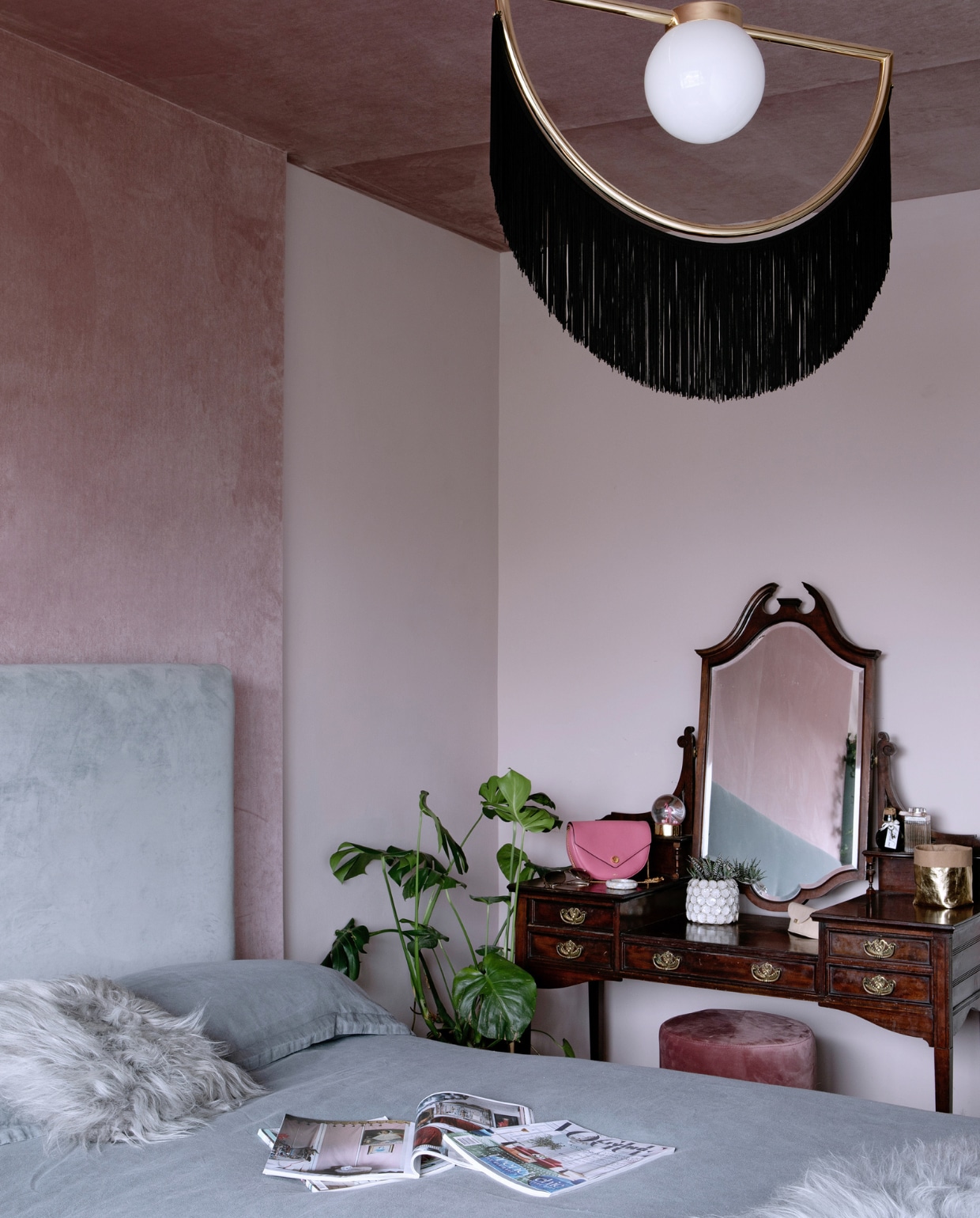 Muurverf Orchard Pink Fired Earth. Velvet muurbekleding Dutch Walltextile Company. Pauwenstoel en wandkast vintage. Lamp, schapenvacht en kussen met franjes Dust. Bed en hoofdbord Love Your Home. Linnen beddengoed Soak &amp; Sleep. Overig onbekend. vtwonen special binnenkijker 12-2022 | productie Living Inside | fotografie Ruth Maria Murphy