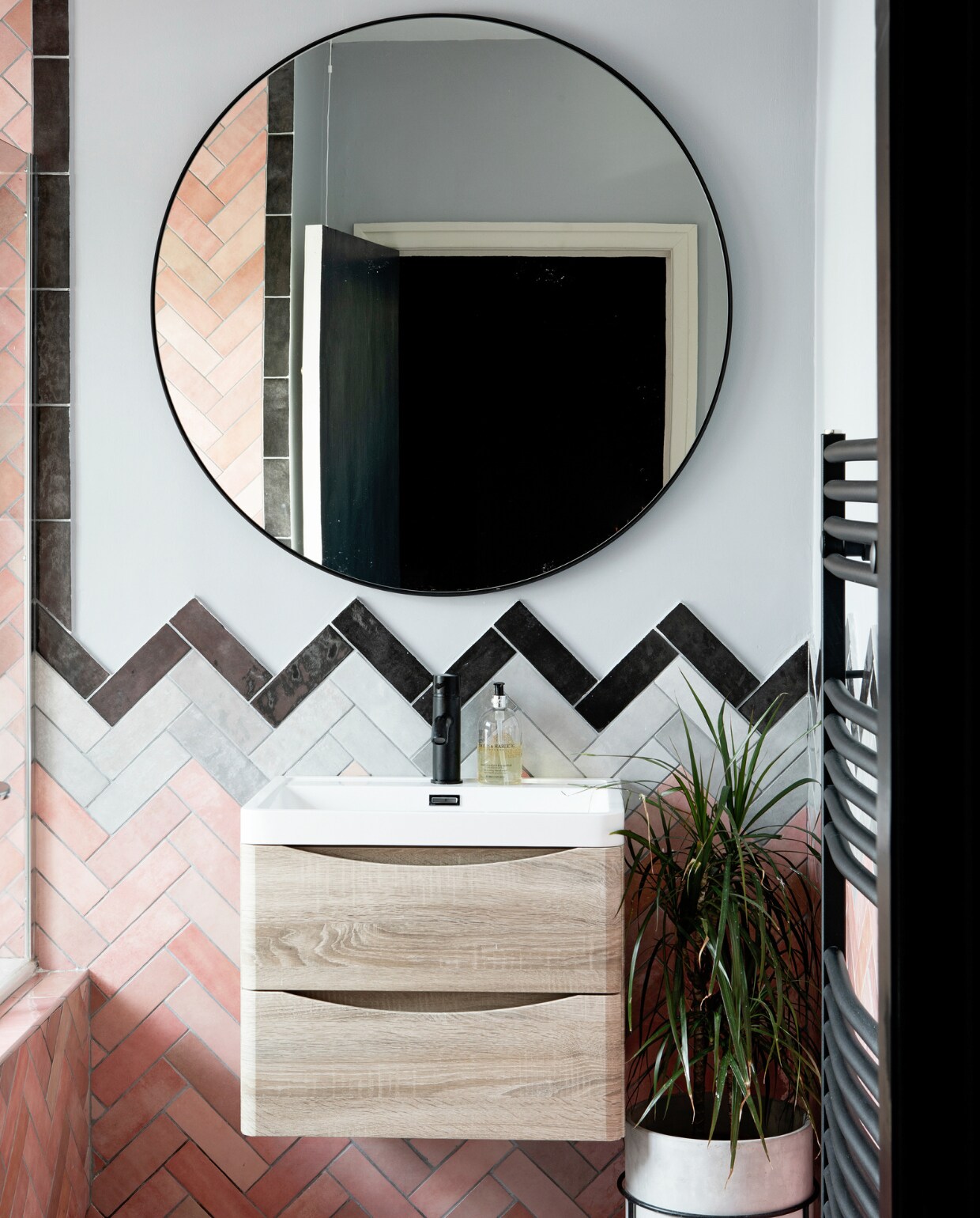 Tegels Best Tile. Wastafelmeubel, kraan en radiator Drench. Spiegel The White Company. Plantenpot West Elm. vtwonen special binnenkijker 12-2022 | productie Living Inside | fotografie Ruth Maria Murphy | tekst Marzia Nicolini | tekstbewerking Saskia Borst