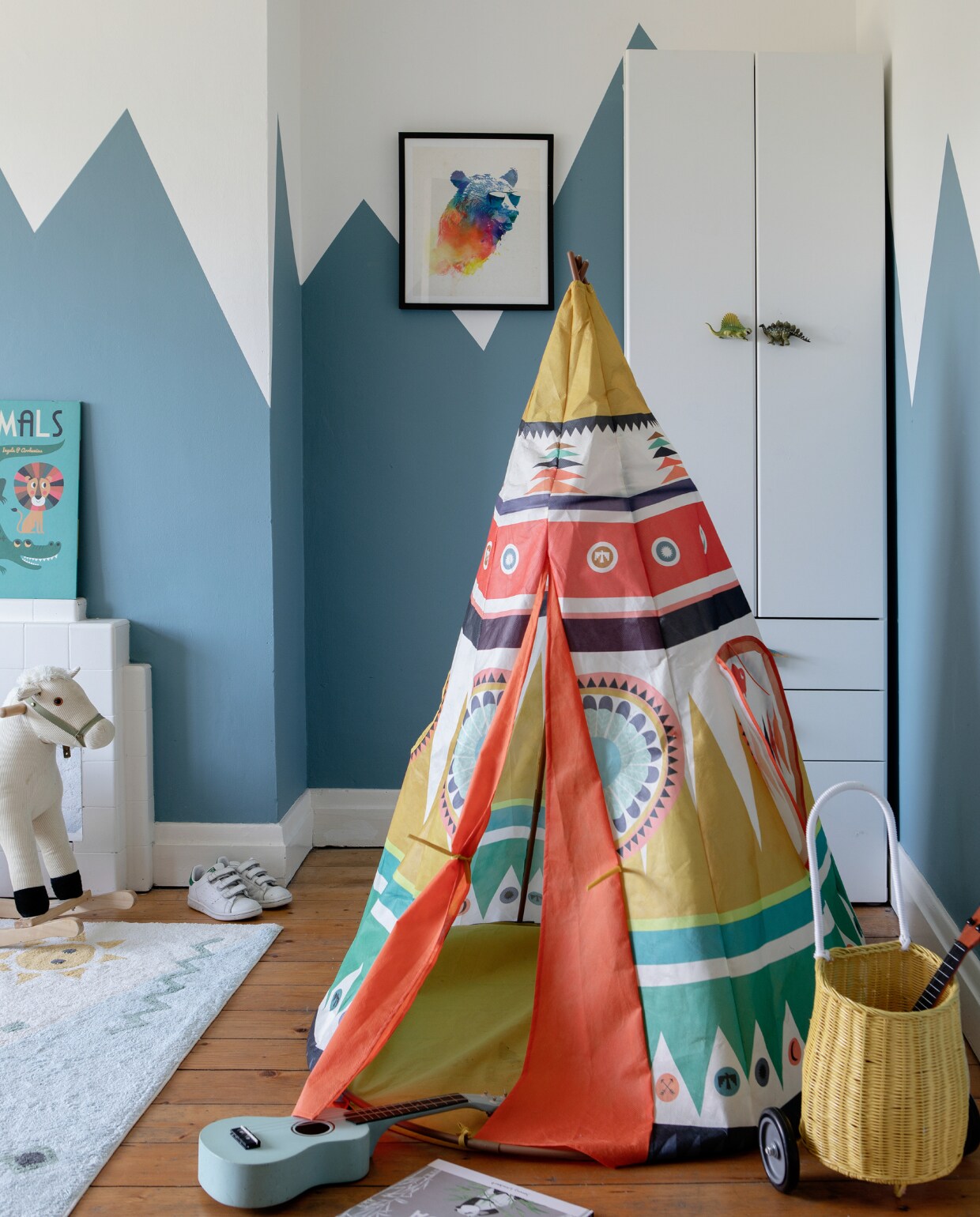 Muurverf Bamiyan Blue Fired Earth. Kleed Zara Home. Kast Ikea, dinodeurknoppen Not On The High Street. Mand-trolley Industry &amp; co. Overig onbekend. vtwonen special binnenkijker 12-2022 | productie Living Inside | fotografie Ruth Maria Murphy