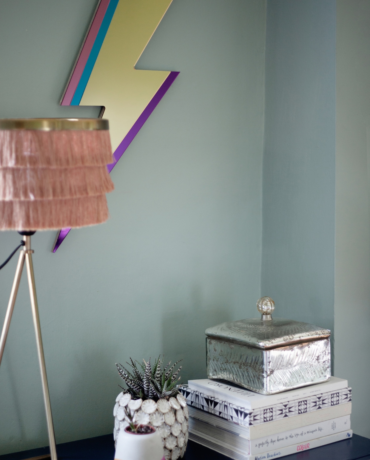 Muurverf Green Blue Farrow &amp; Ball. Bliksemschichtspiegel Bride &amp; Wolfe. Lamp Dust. Overig onbekend. vtwonen special binnenkijker 12-2022 | productie Living Inside | fotografie Ruth Maria Murphy